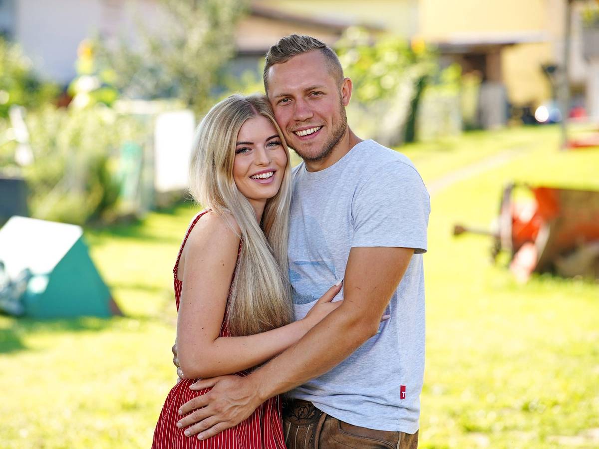 Das Foto zeigt die „Bauer sucht Frau“-Stars Antonia Hemmer und Patrick Romer.