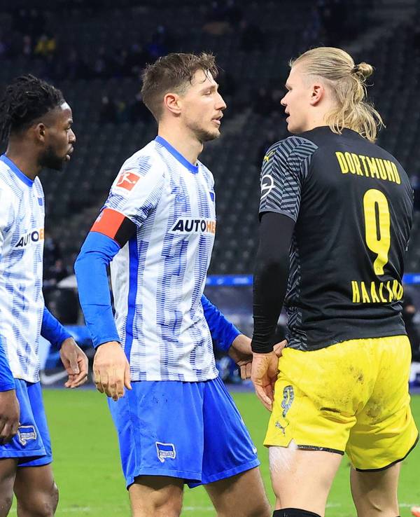 Erling Haaland streitet sich mit Niclas Stark.