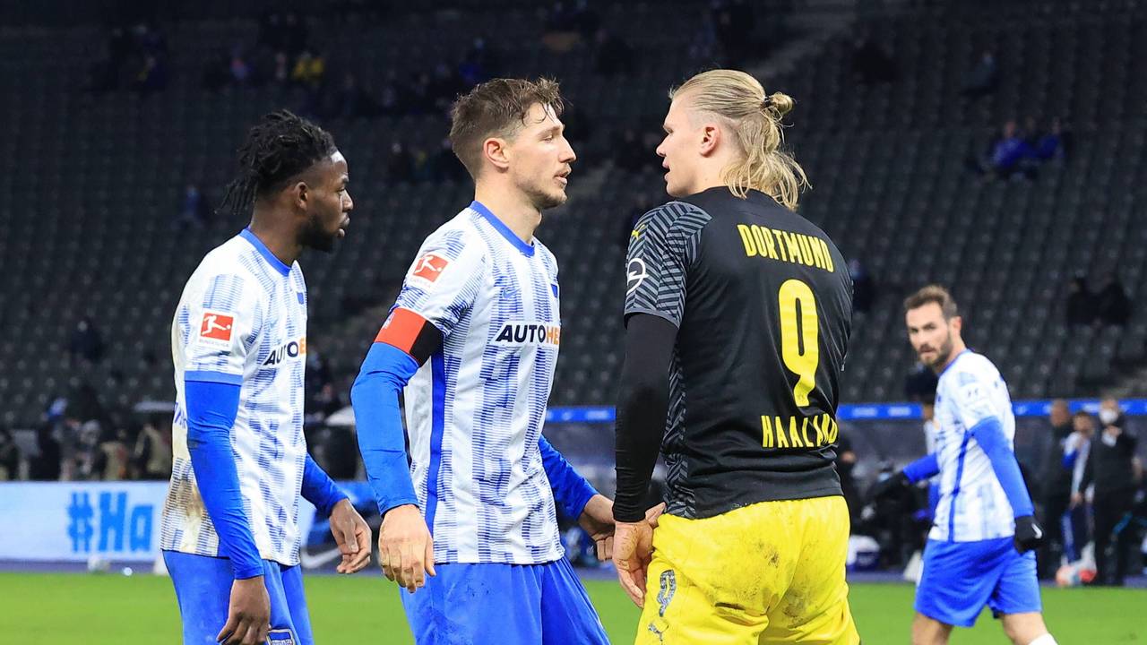 Erling Haaland streitet sich mit Niclas Stark.