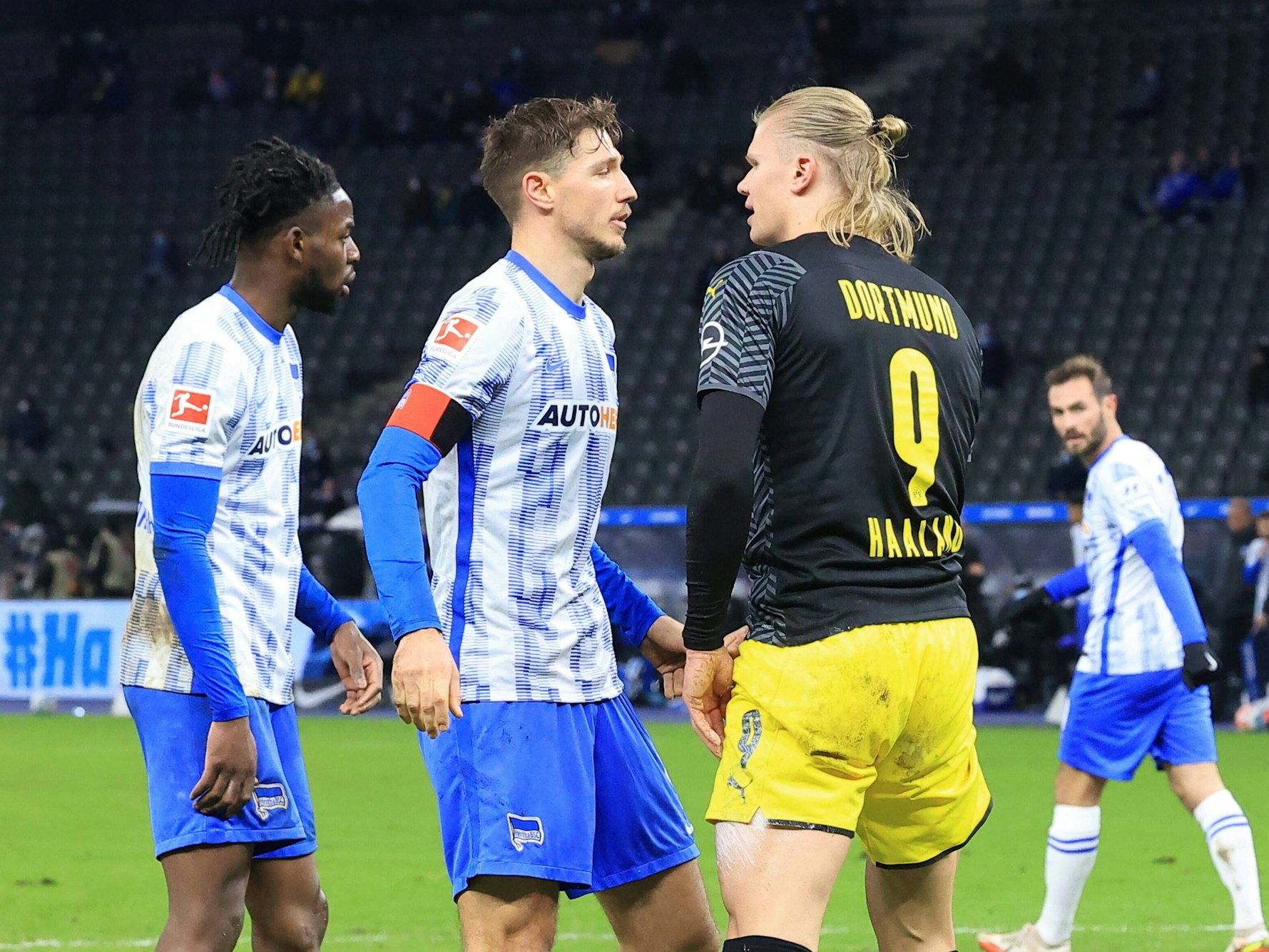 Erling Haaland streitet sich mit Niclas Stark.