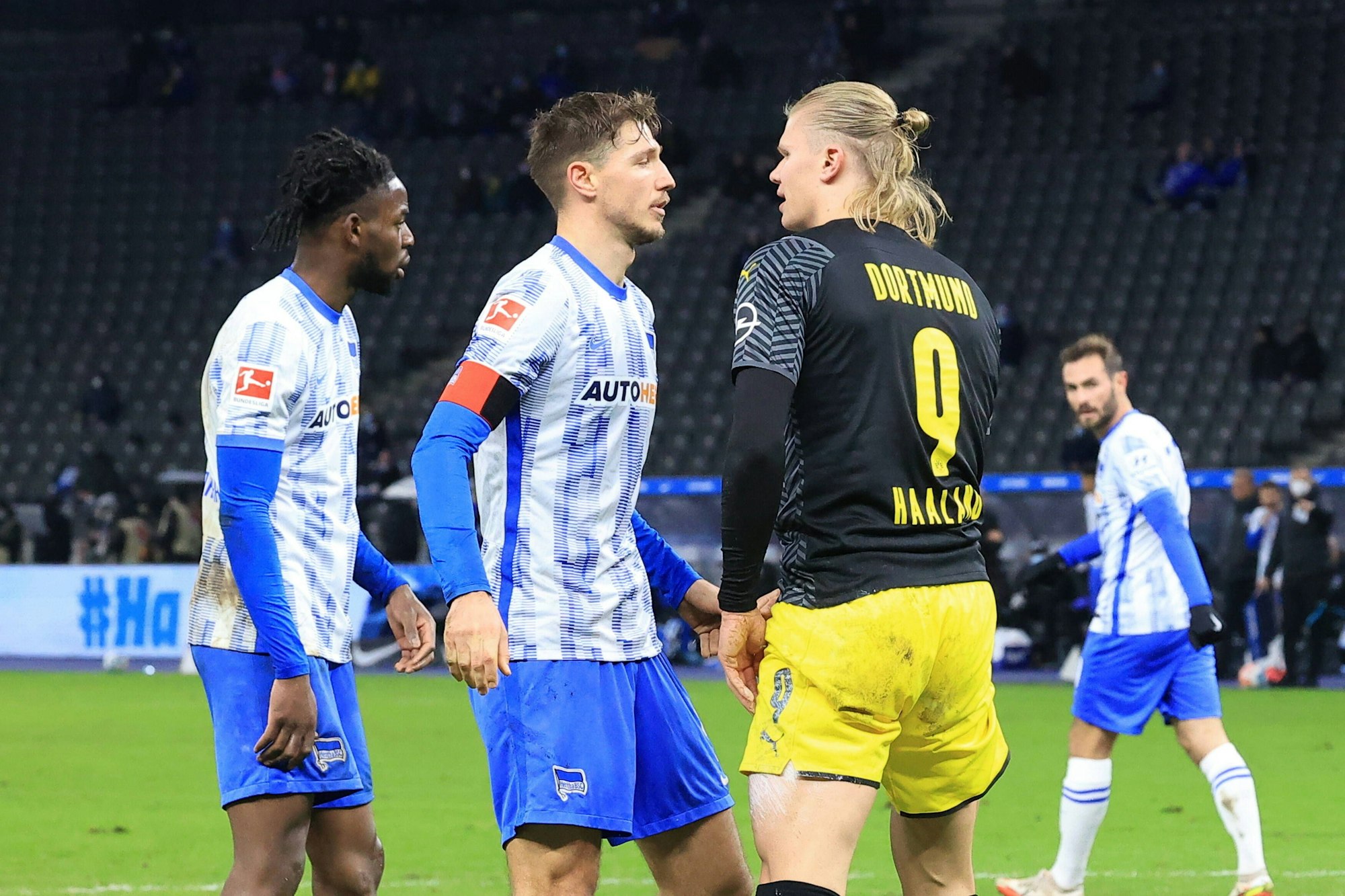 Erling Haaland streitet sich mit Niclas Stark.