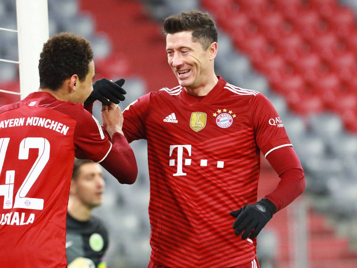 Robert Lewandowski und Jamal Musiala jubeln über das 4:0.