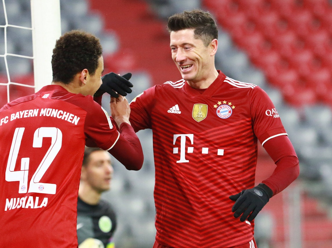 Robert Lewandowski und Jamal Musiala jubeln über das 4:0.