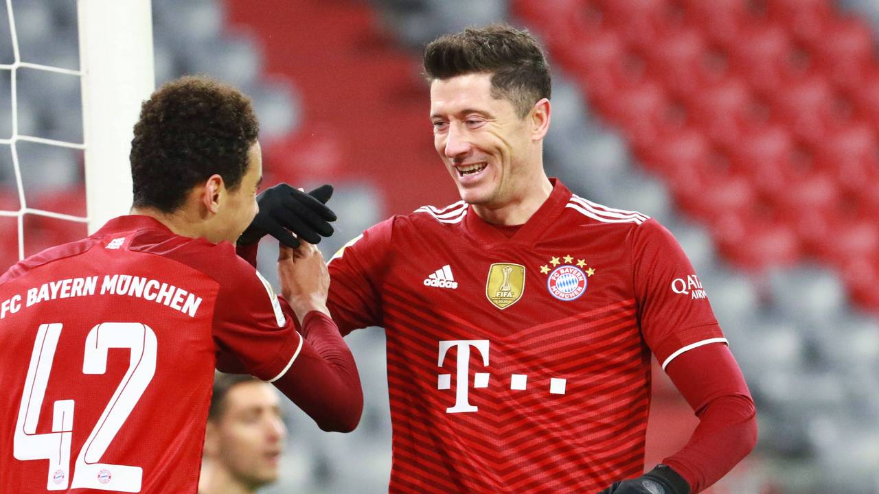 Robert Lewandowski und Jamal Musiala jubeln über das 4:0.