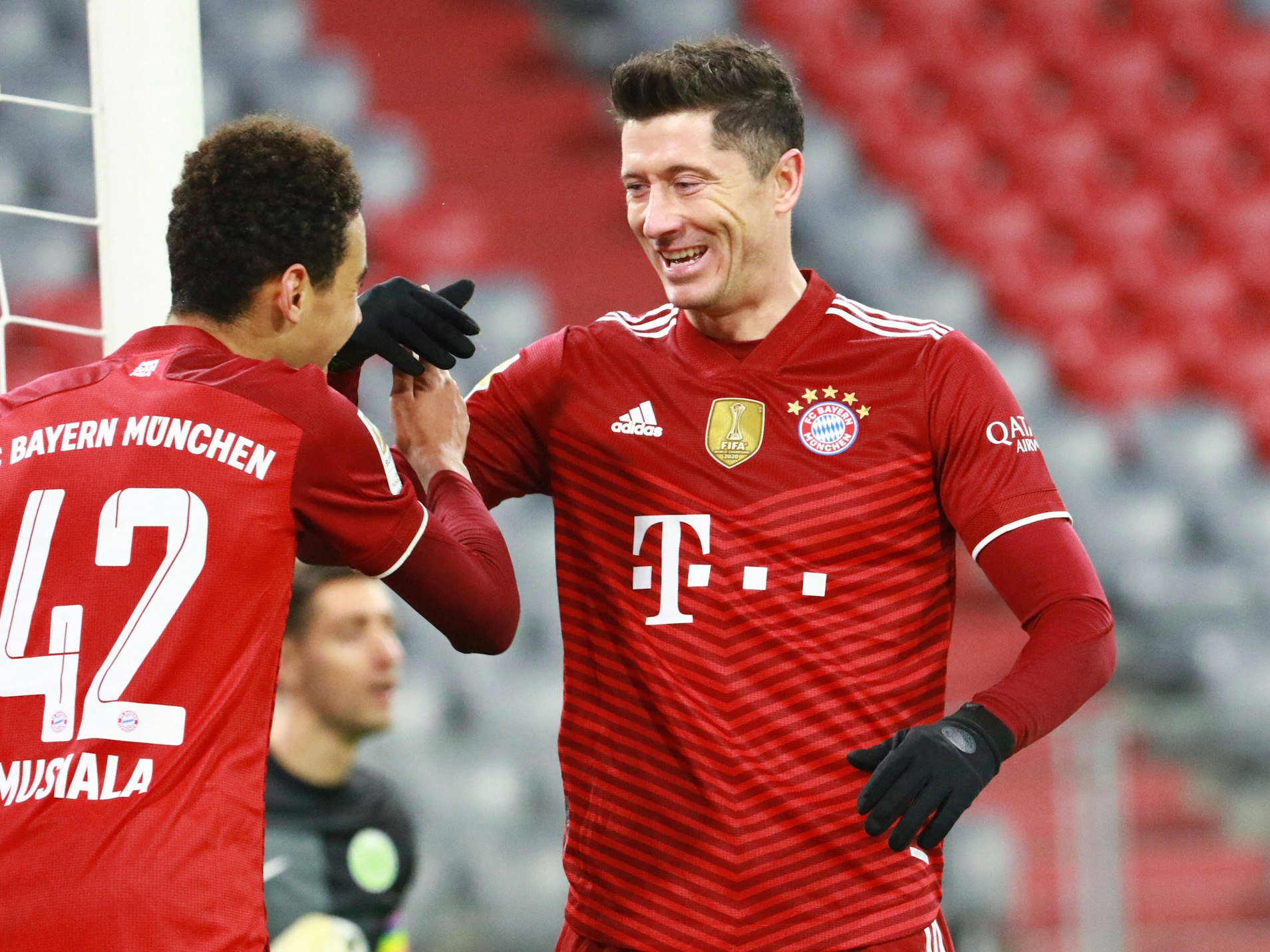 Robert Lewandowski und Jamal Musiala jubeln über das 4:0.