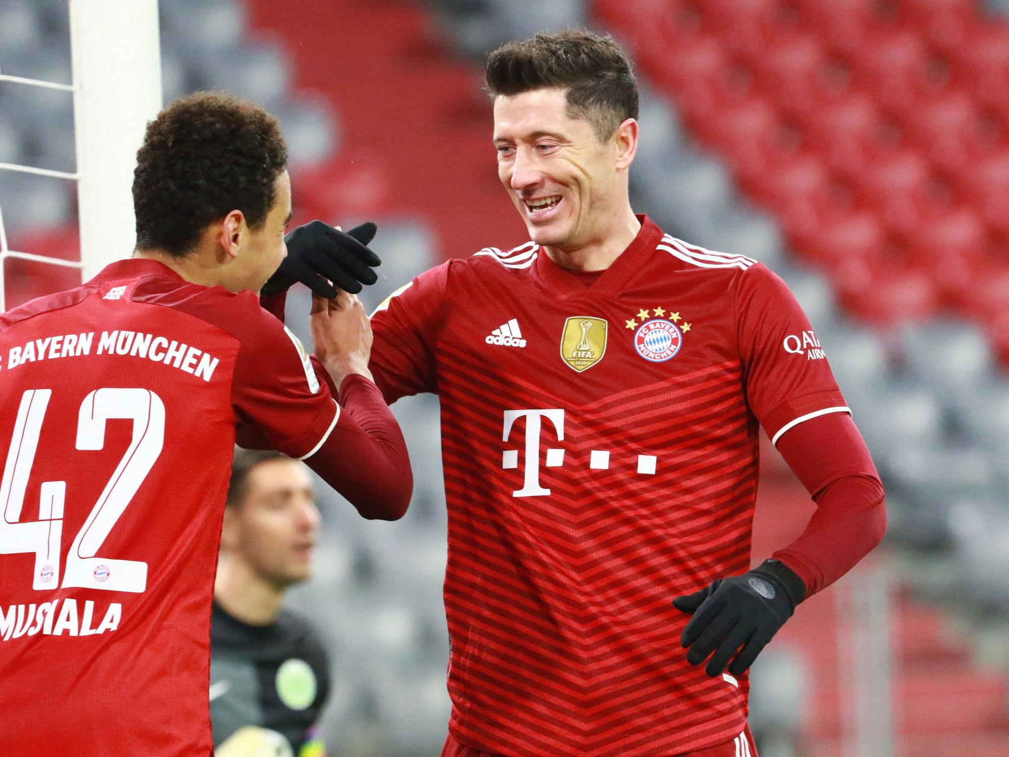 Robert Lewandowski und Jamal Musiala jubeln über das 4:0.