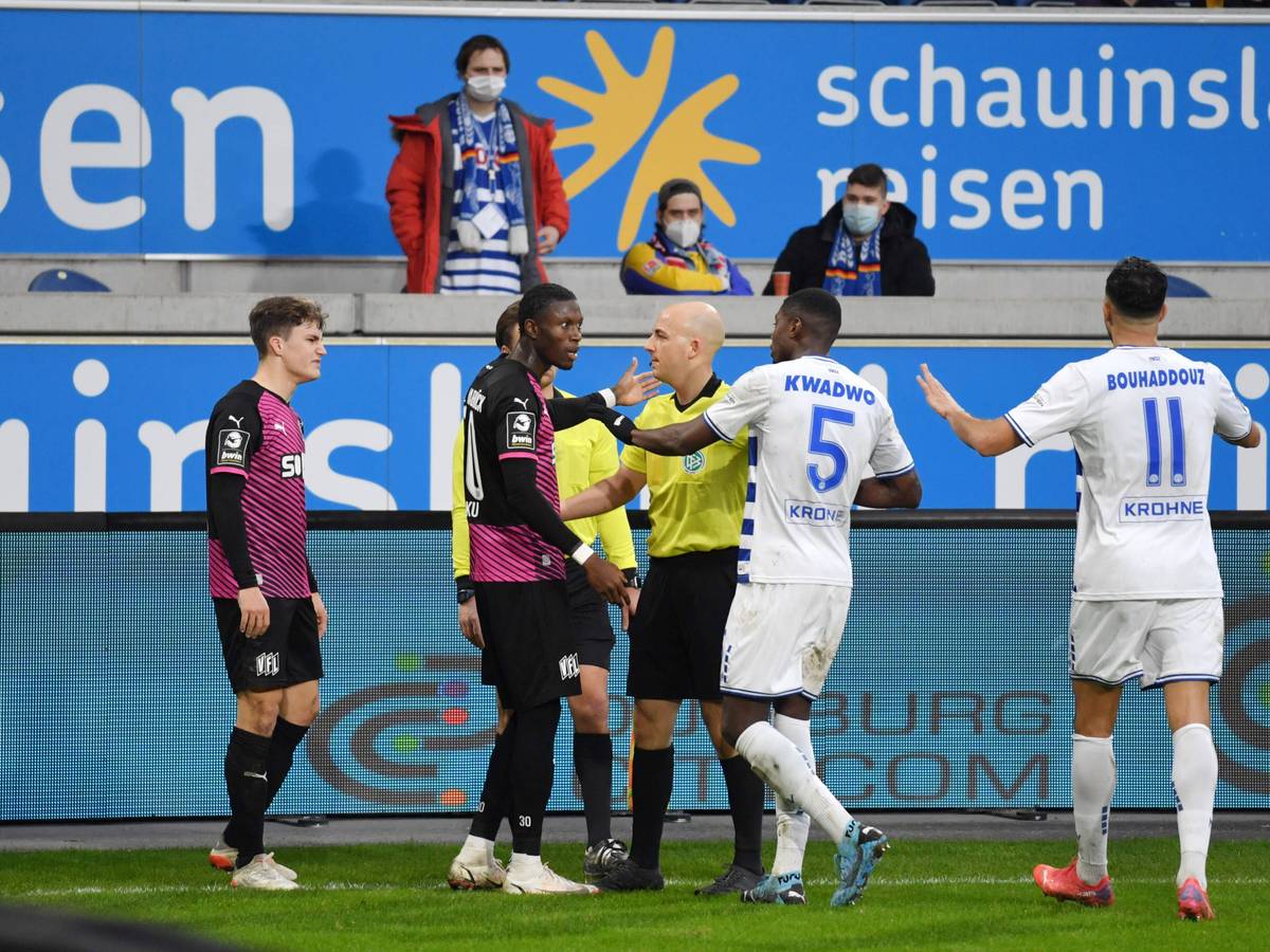 Schiedsrichter Nicolas Winter unterbricht das Spiel zwischen Duisburg und Osnabrück.