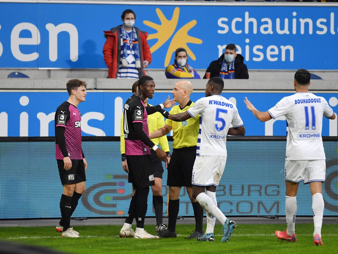 Schiedsrichter Nicolas Winter unterbricht das Spiel zwischen Duisburg und Osnabrück.