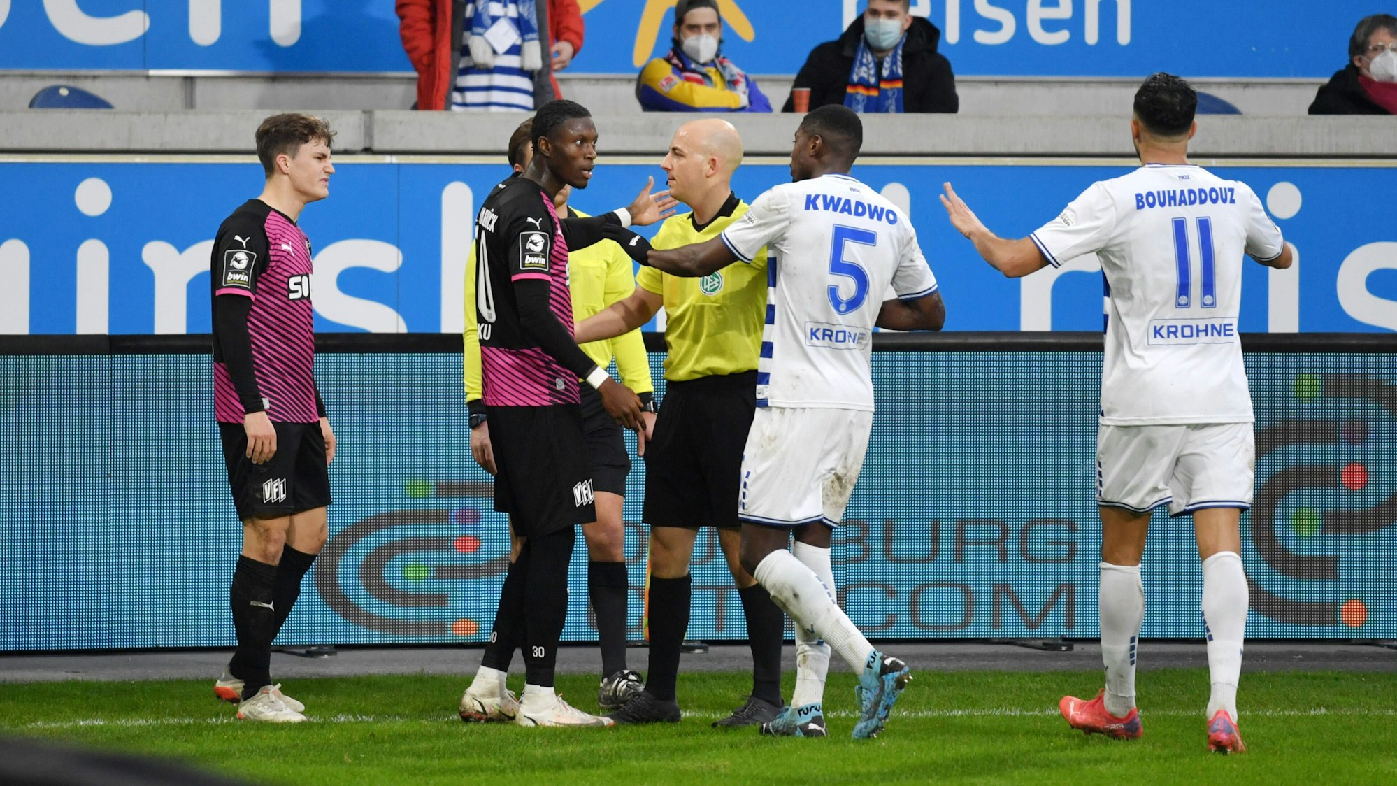 Schiedsrichter Nicolas Winter unterbricht das Spiel zwischen Duisburg und Osnabrück.