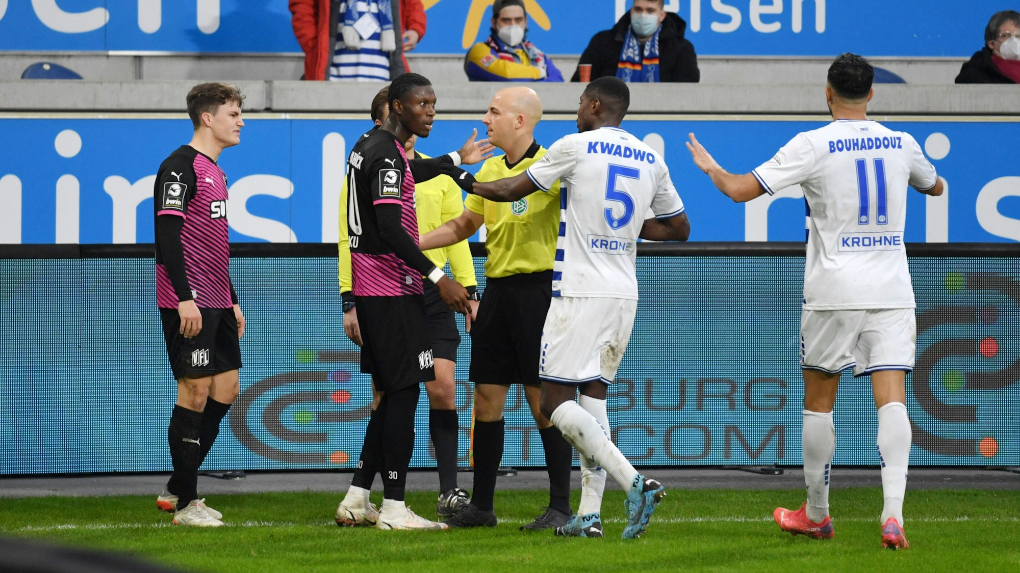 Schiedsrichter Nicolas Winter unterbricht das Spiel zwischen Duisburg und Osnabrück.