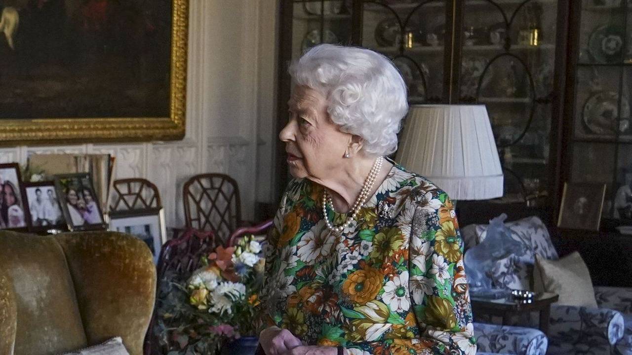 Die britische Königin Elizabeth II. beim Empfang von General Sir Nick Carter, Chef des Verteidigungsstabs, im Oak Room auf Schloss Windsor.
