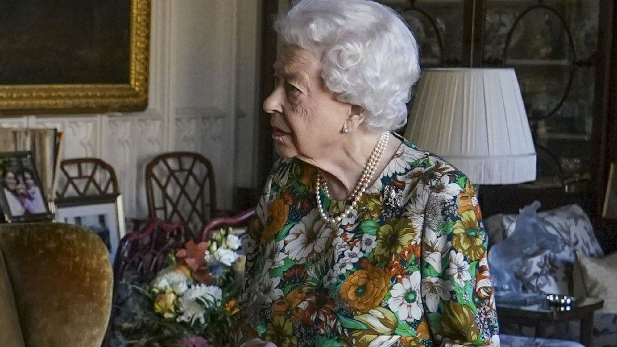 Die britische Königin Elizabeth II. beim Empfang von General Sir Nick Carter, Chef des Verteidigungsstabs, im Oak Room auf Schloss Windsor.