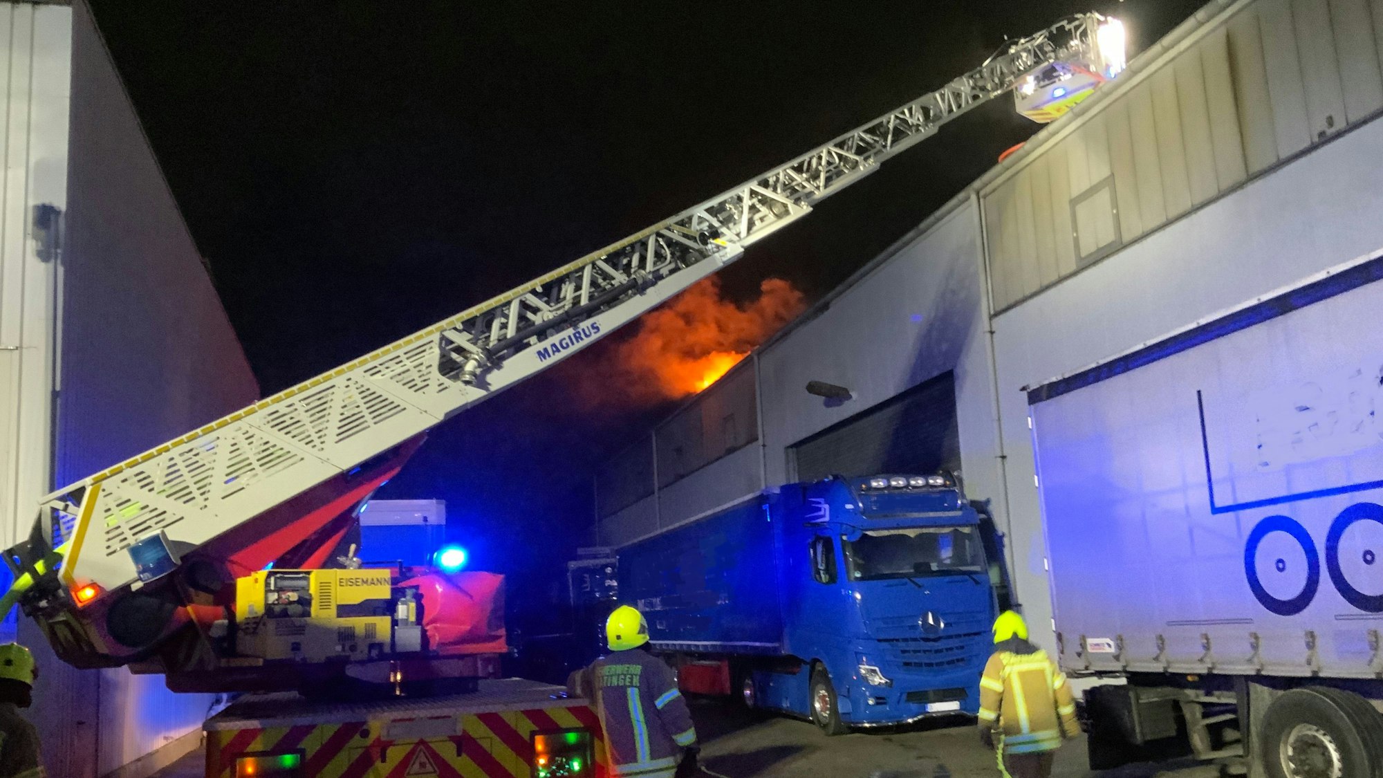 Brennendes Dach bei Feuerwehreinsatz