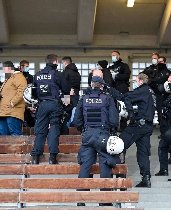Die Polizei bei den Unruhestiftern der Gäste des FSV Zwickau am 18. Dezember beim Spiel bei Borussia Dortmund II.