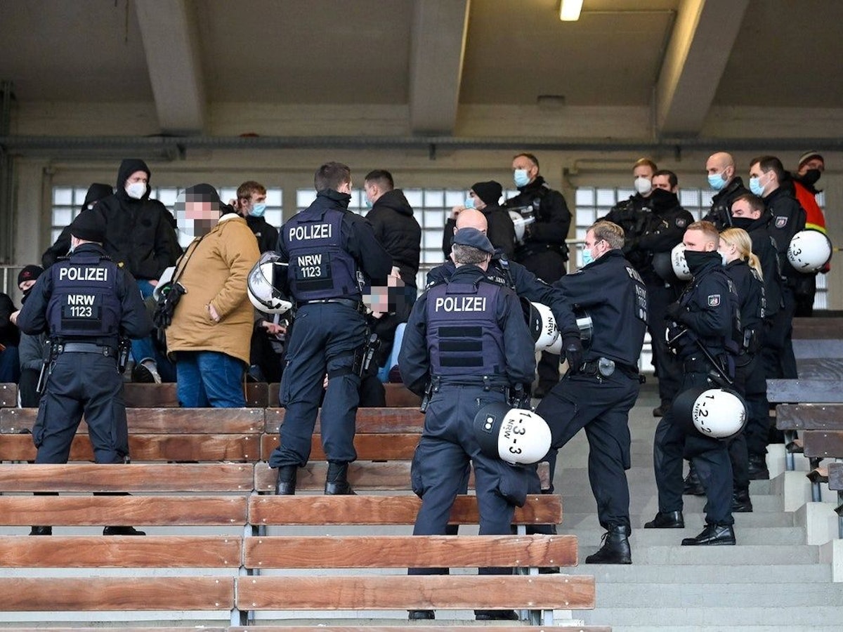 Die Polizei bei den Unruhestiftern der Gäste des FSV Zwickau am 18. Dezember beim Spiel bei Borussia Dortmund II.