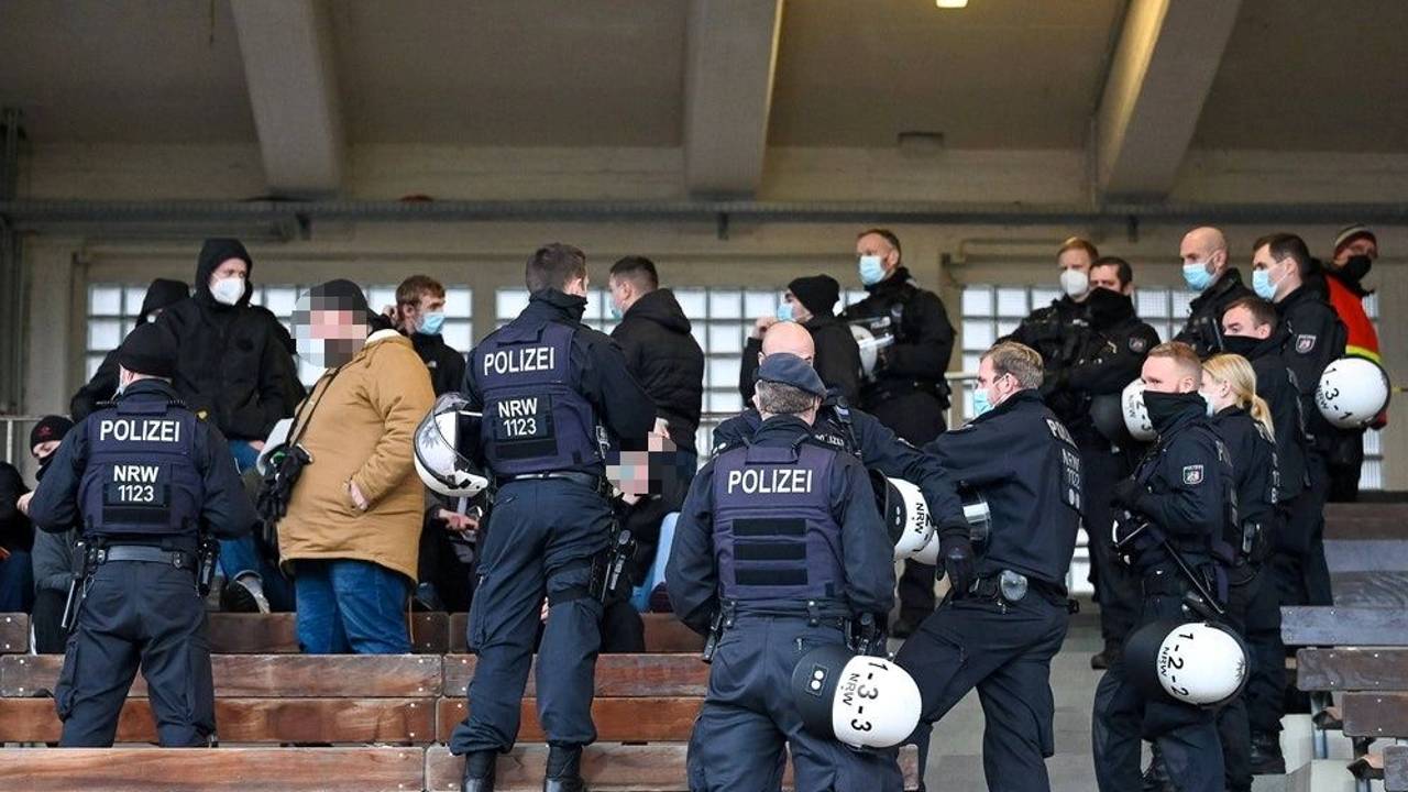 Die Polizei bei den Unruhestiftern der Gäste des FSV Zwickau am 18. Dezember beim Spiel bei Borussia Dortmund II.
