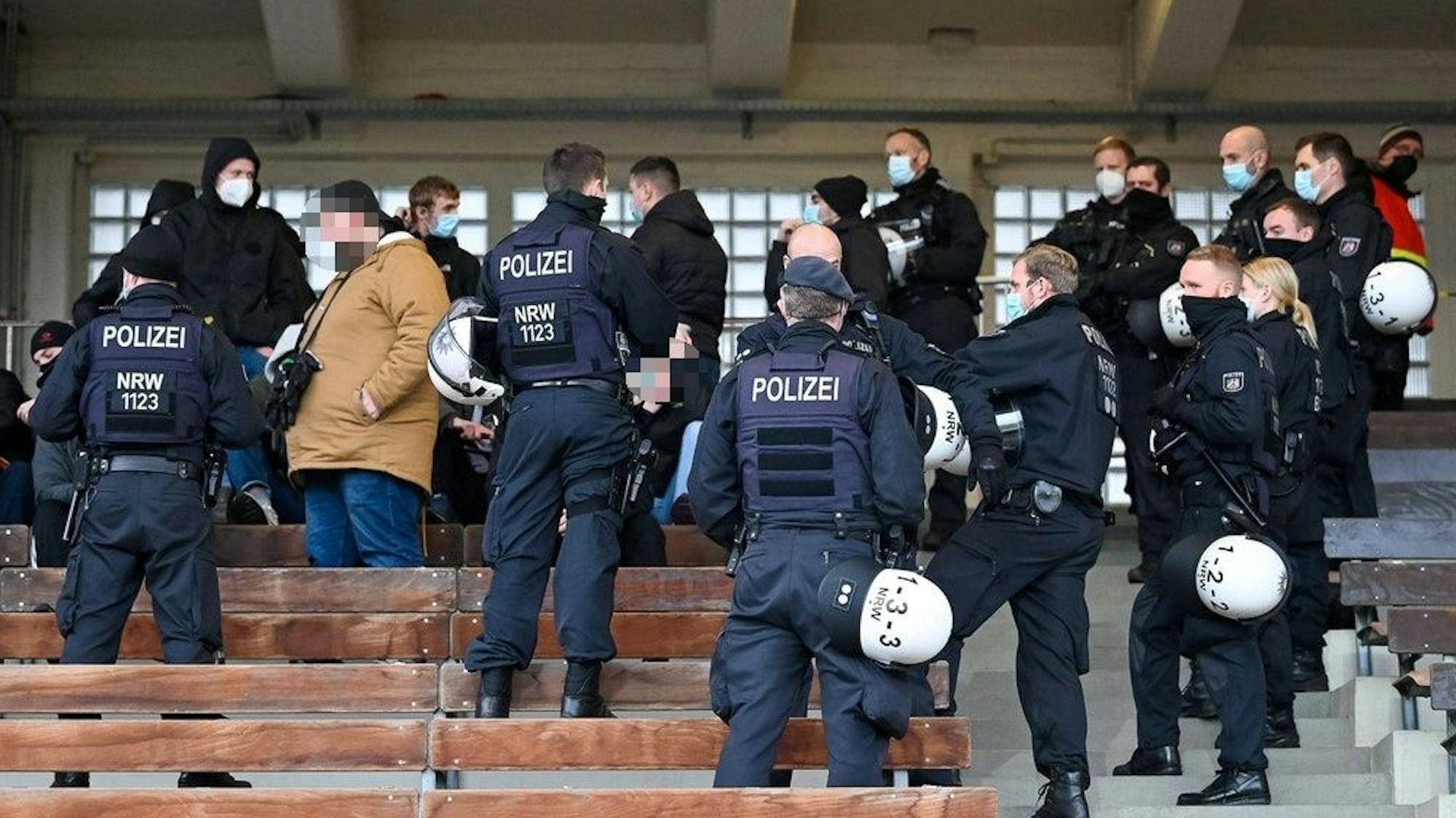 Die Polizei bei den Unruhestiftern der Gäste des FSV Zwickau am 18. Dezember beim Spiel bei Borussia Dortmund II.