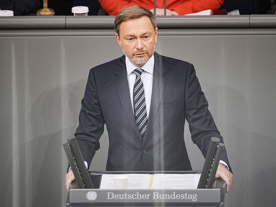 Christian Lindner (FDP), Bundesminister der Finanzen, spricht im Bundestag.