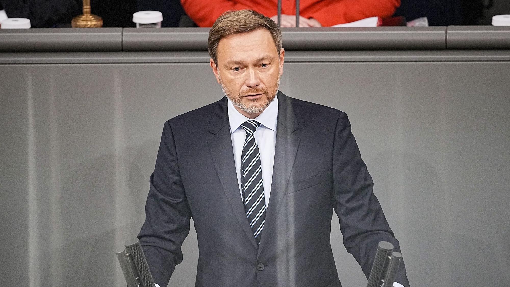 Christian Lindner (FDP), Bundesminister der Finanzen, spricht im Bundestag.