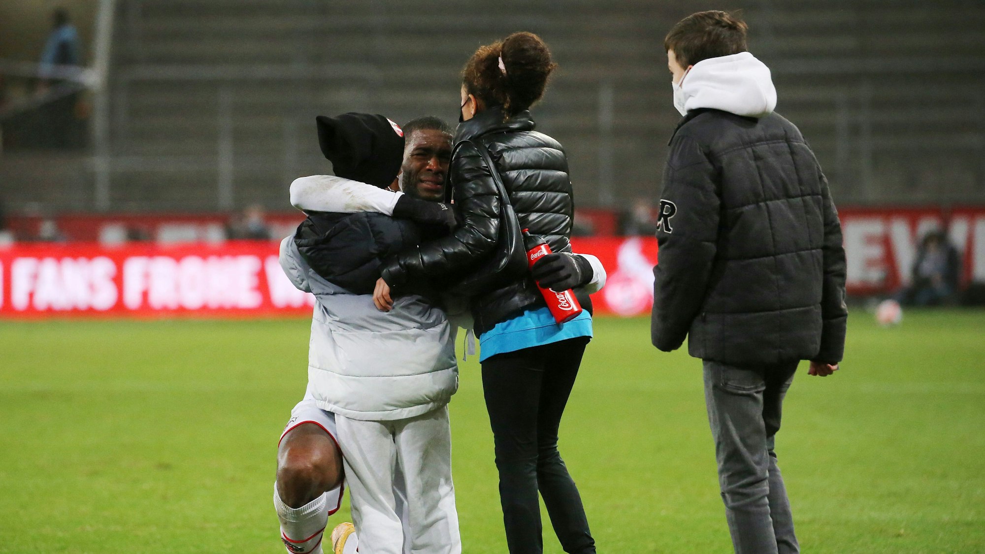 Anthony Modeste feiert mit seinen Kindern den Sieg gegen Stuttgart.