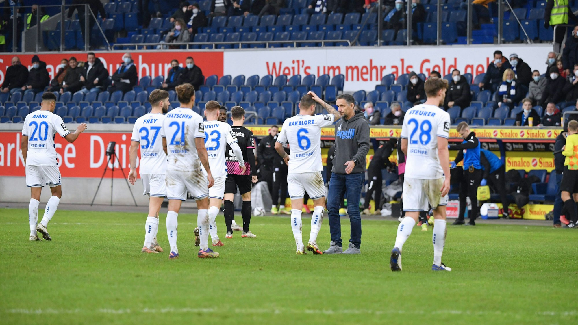 Spielunterbrechung in Duisburg, die Spieler gehen in die Kabine.