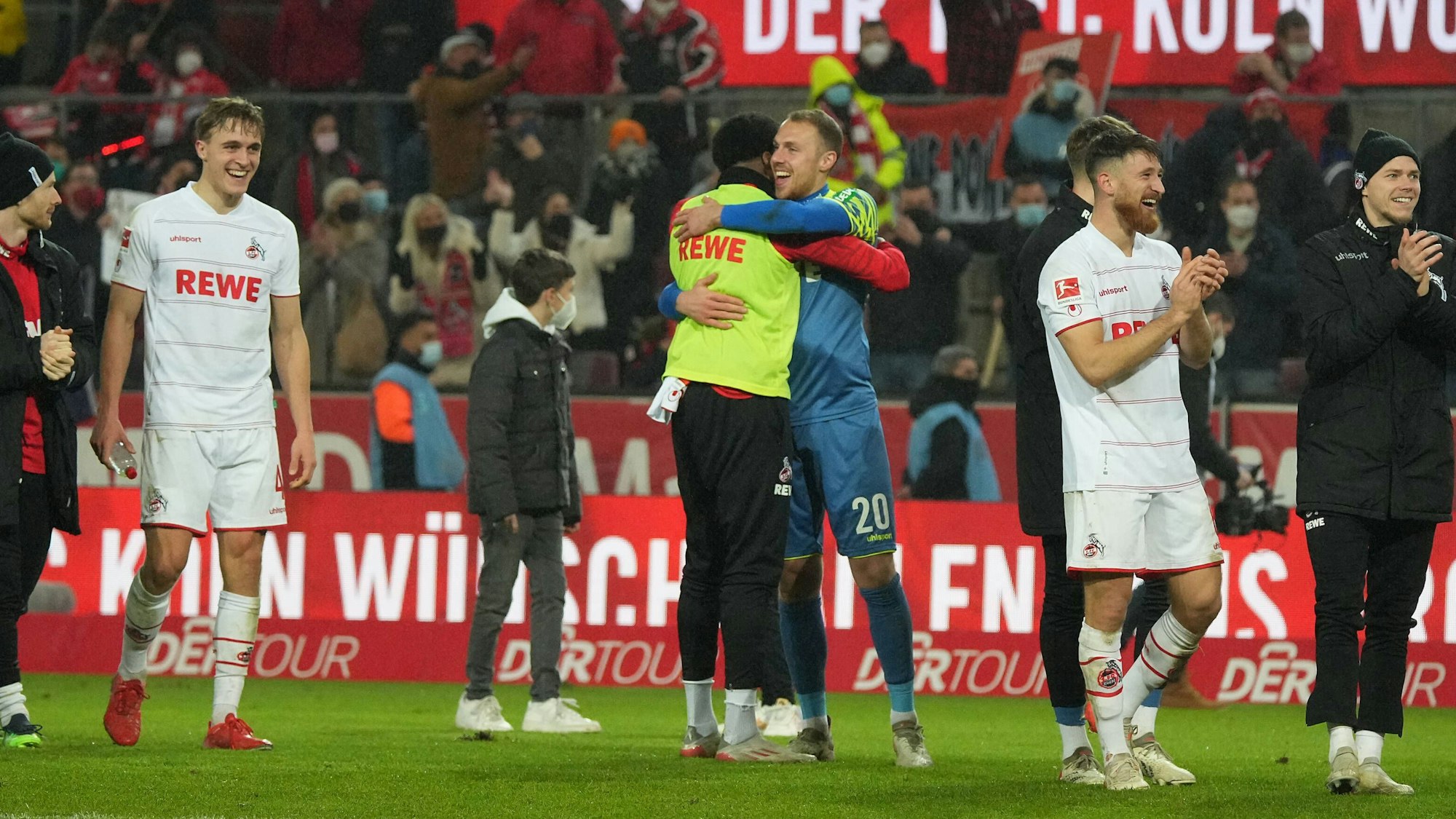 Timo Hübers & Co. feiern vor der Kurve den späten Sieg gegen den VfB Stuttgart.