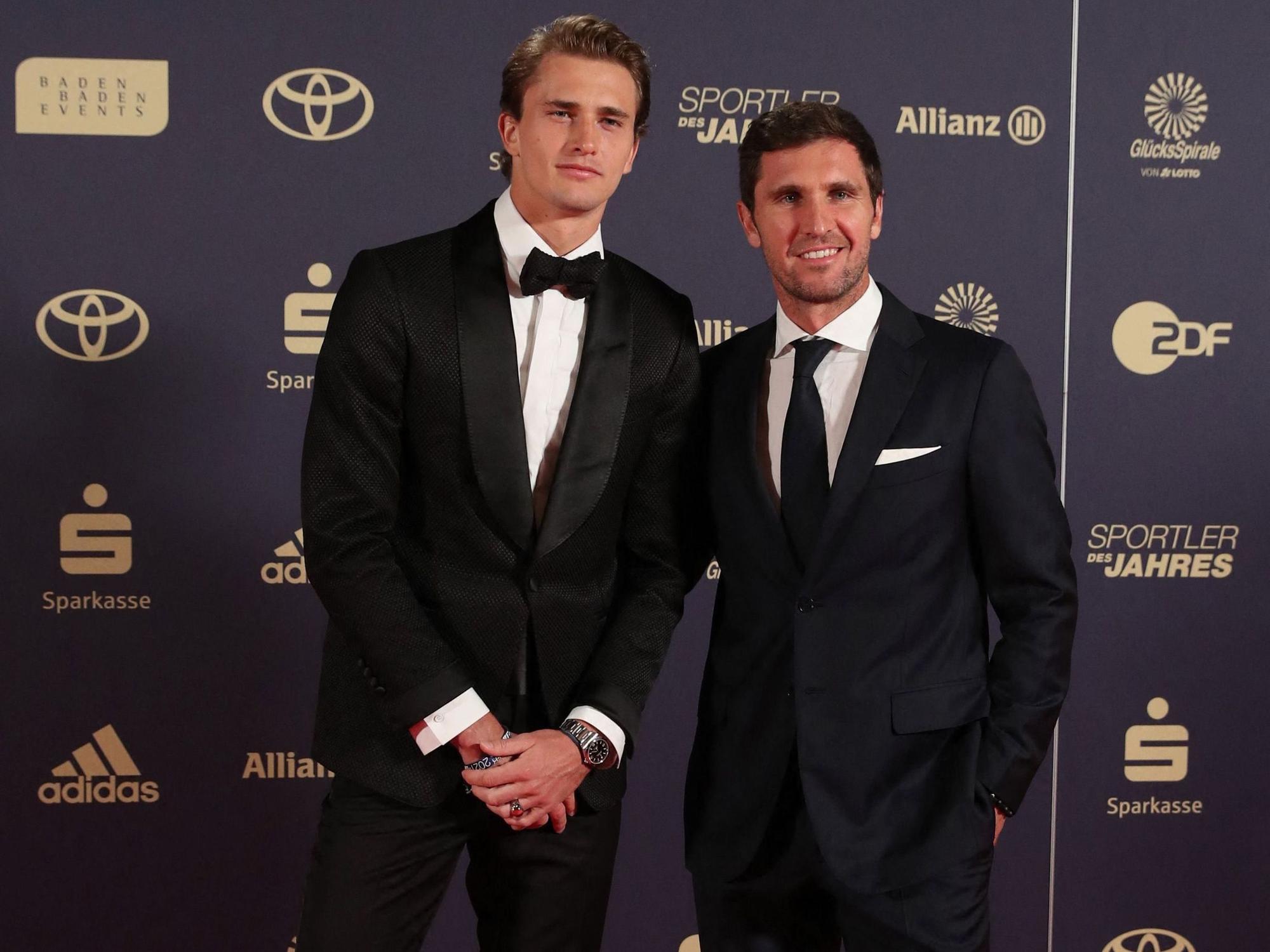 Alexander Zverev posiert mit seinem Bruder Mischa Zverev auf dem roten Teppich.