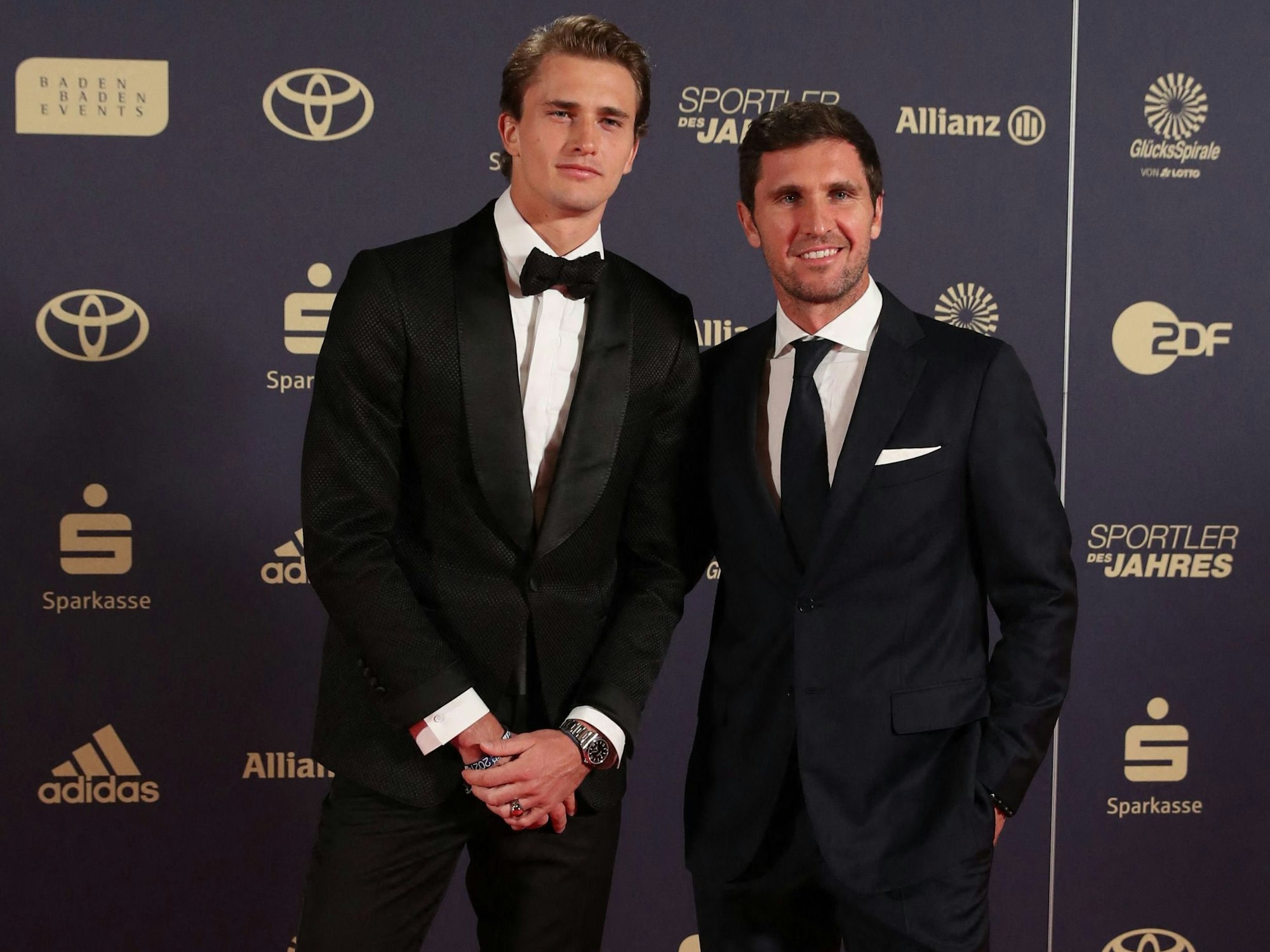 Alexander Zverev posiert mit seinem Bruder Mischa Zverev auf dem roten Teppich.