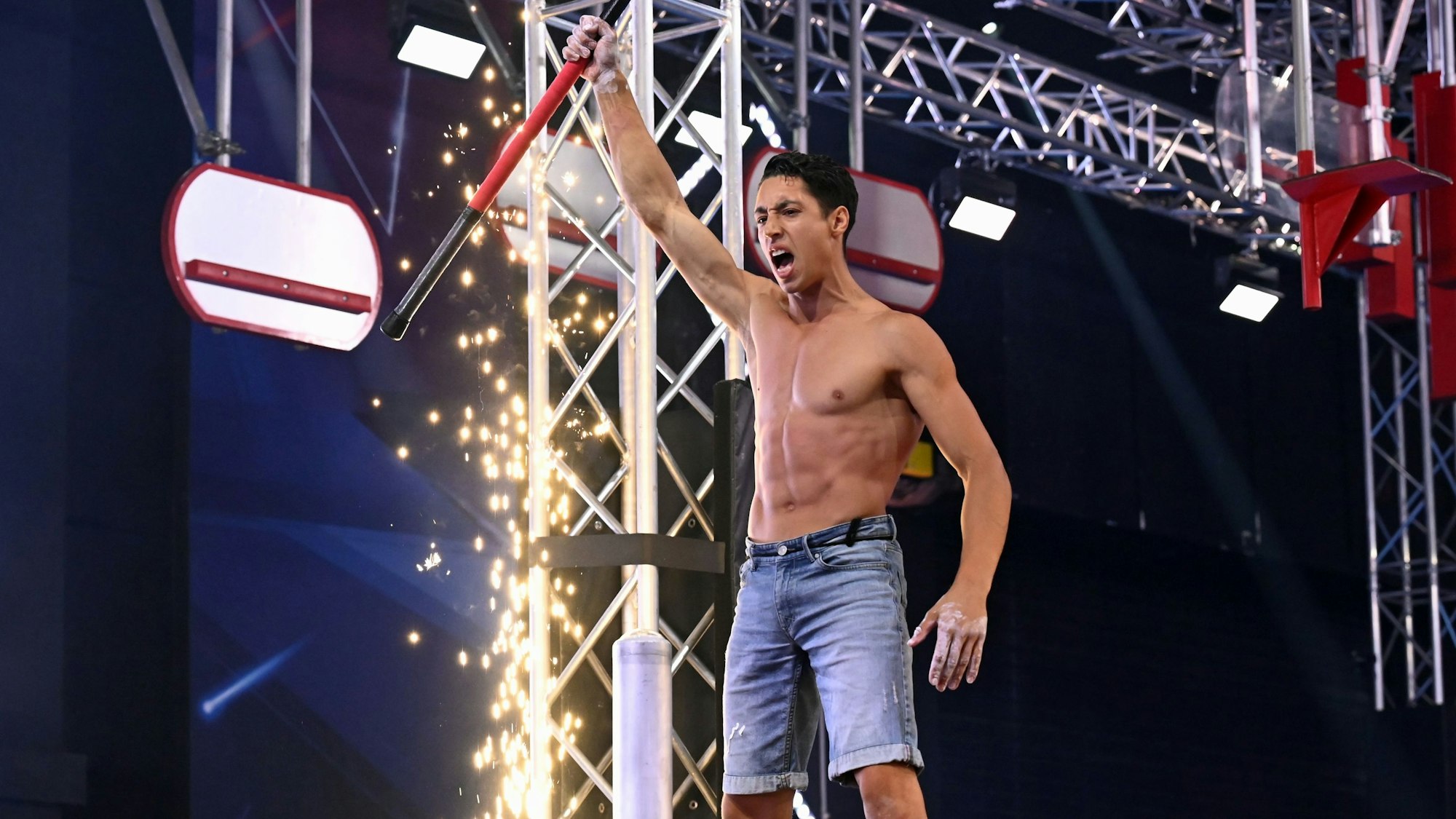 Das Bild zeigt den „Ninja Warrior Germany“-Sieger René Casselly.