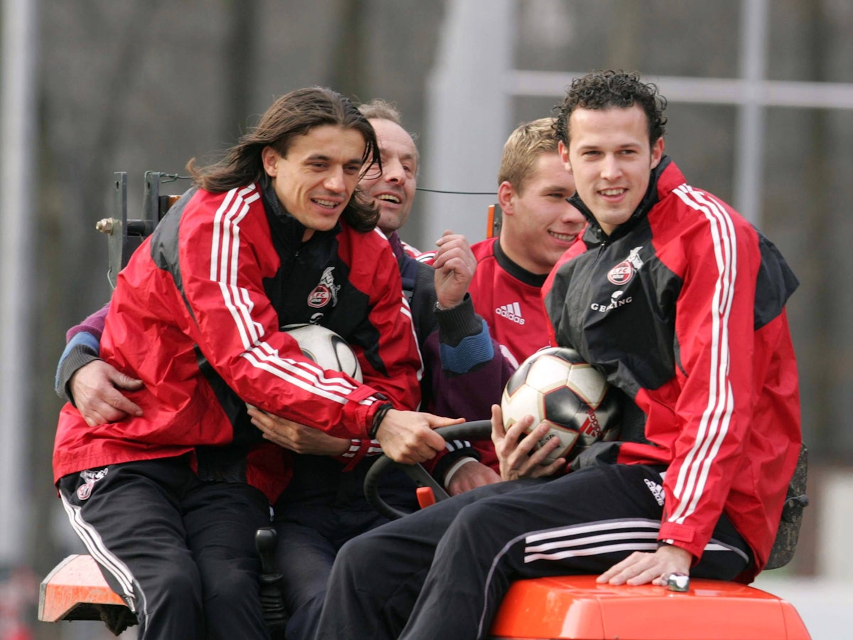 Boris Zivkovic, Marco Streller, Lukas Podolski und Hans Dentinger sitzen auf einem Traktor.