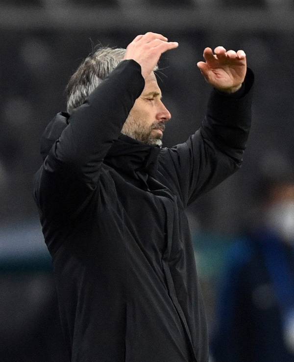 Dortmunds Trainer Marco Rose hebt am Spielfeldrand die Arme.