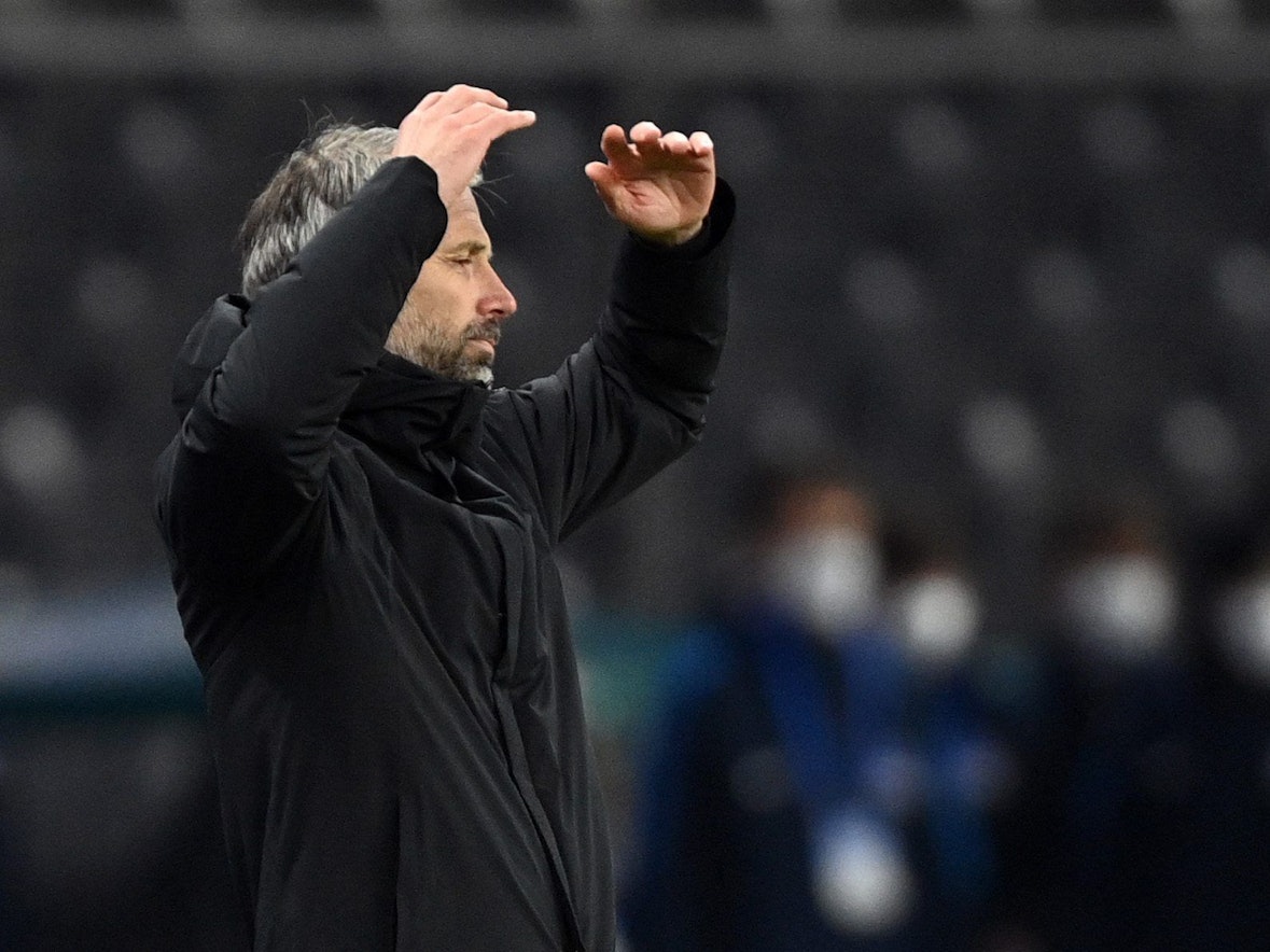 Dortmunds Trainer Marco Rose hebt am Spielfeldrand die Arme.