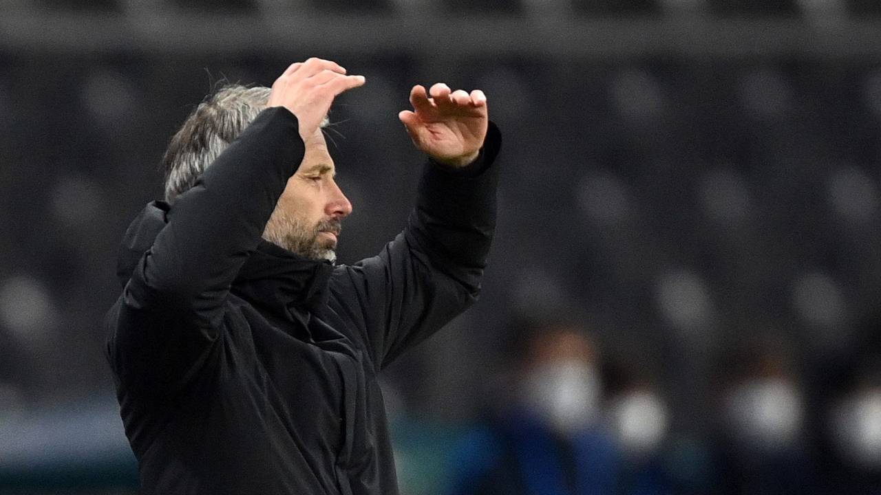 Dortmunds Trainer Marco Rose hebt am Spielfeldrand die Arme.