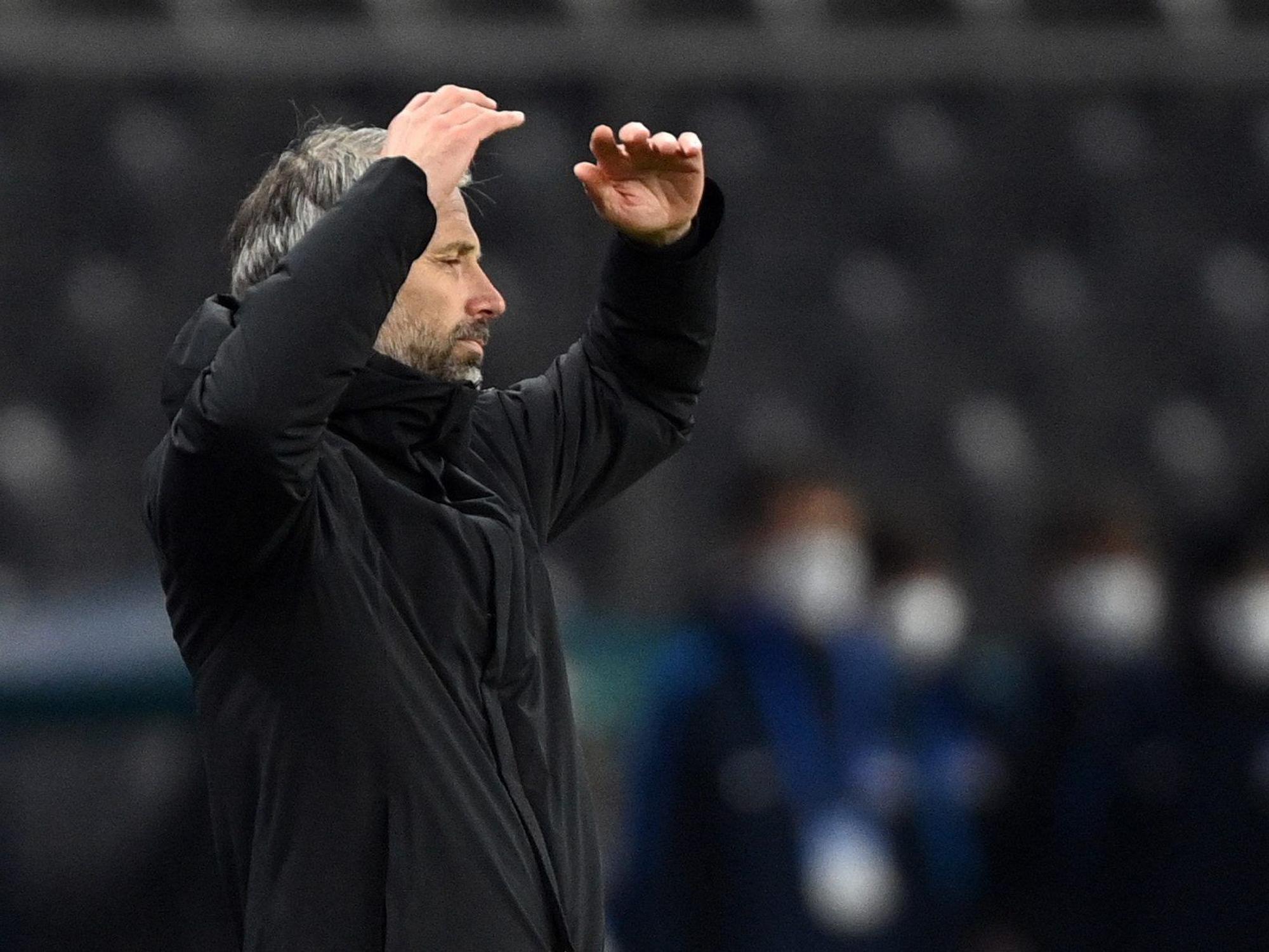 Dortmunds Trainer Marco Rose hebt am Spielfeldrand die Arme.