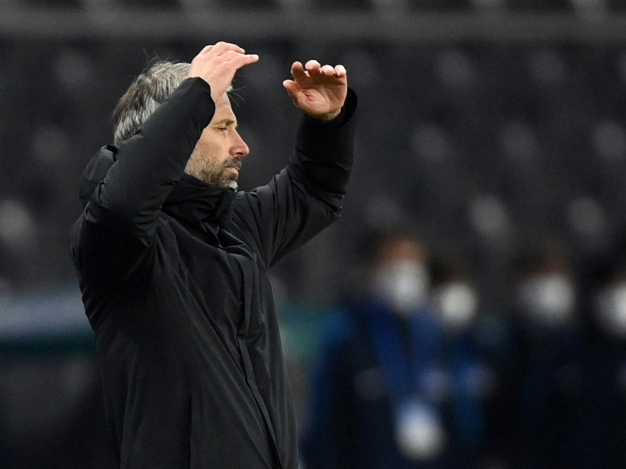 Dortmunds Trainer Marco Rose hebt am Spielfeldrand die Arme.