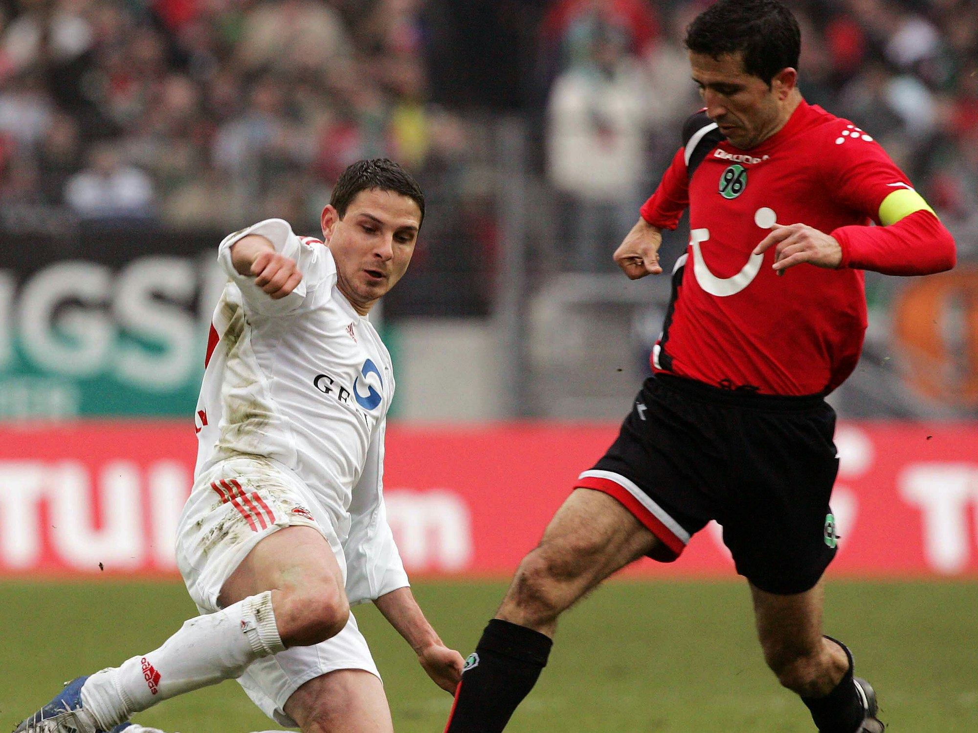 Imre Szabics grätscht in Altin Lala hinein.