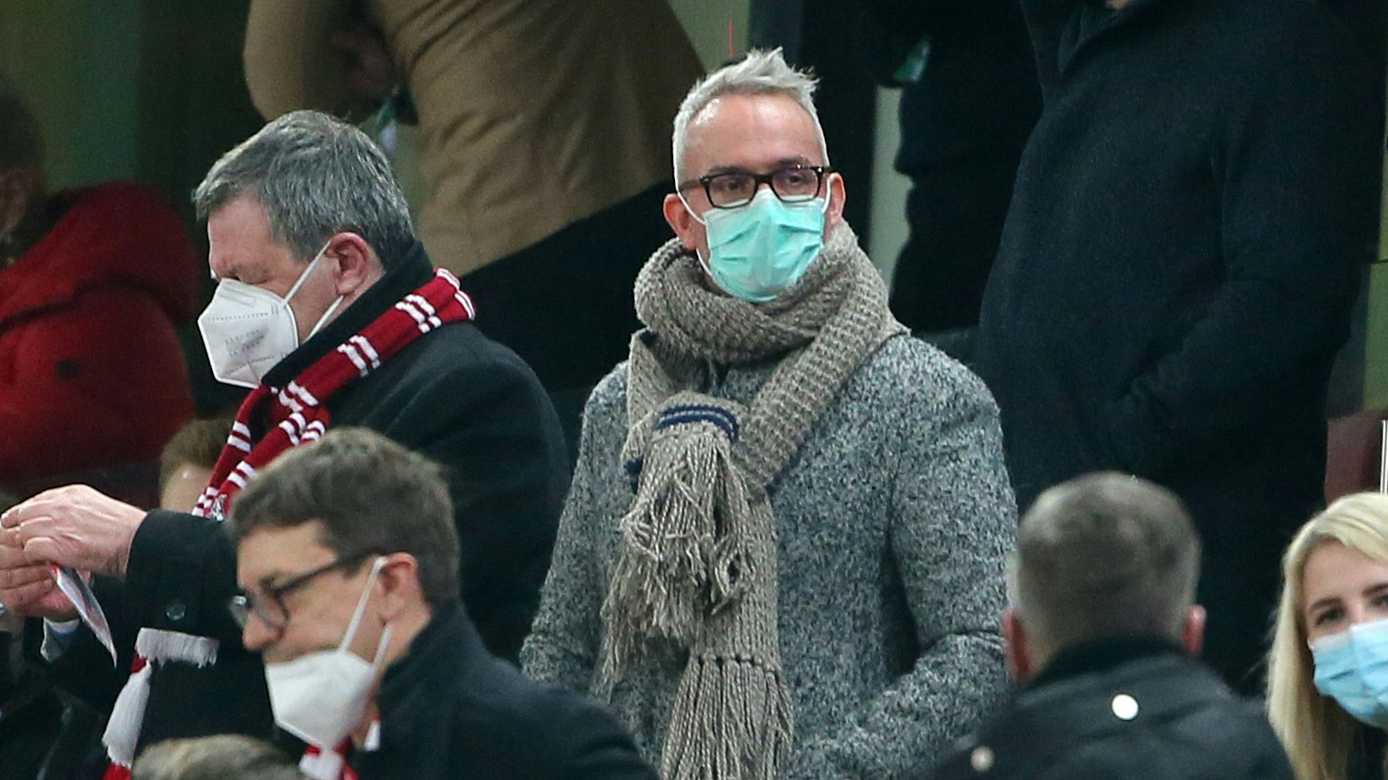 Alexander Wehrle und Werner Wolf verfolgen das Spiel gegen Suttgart.