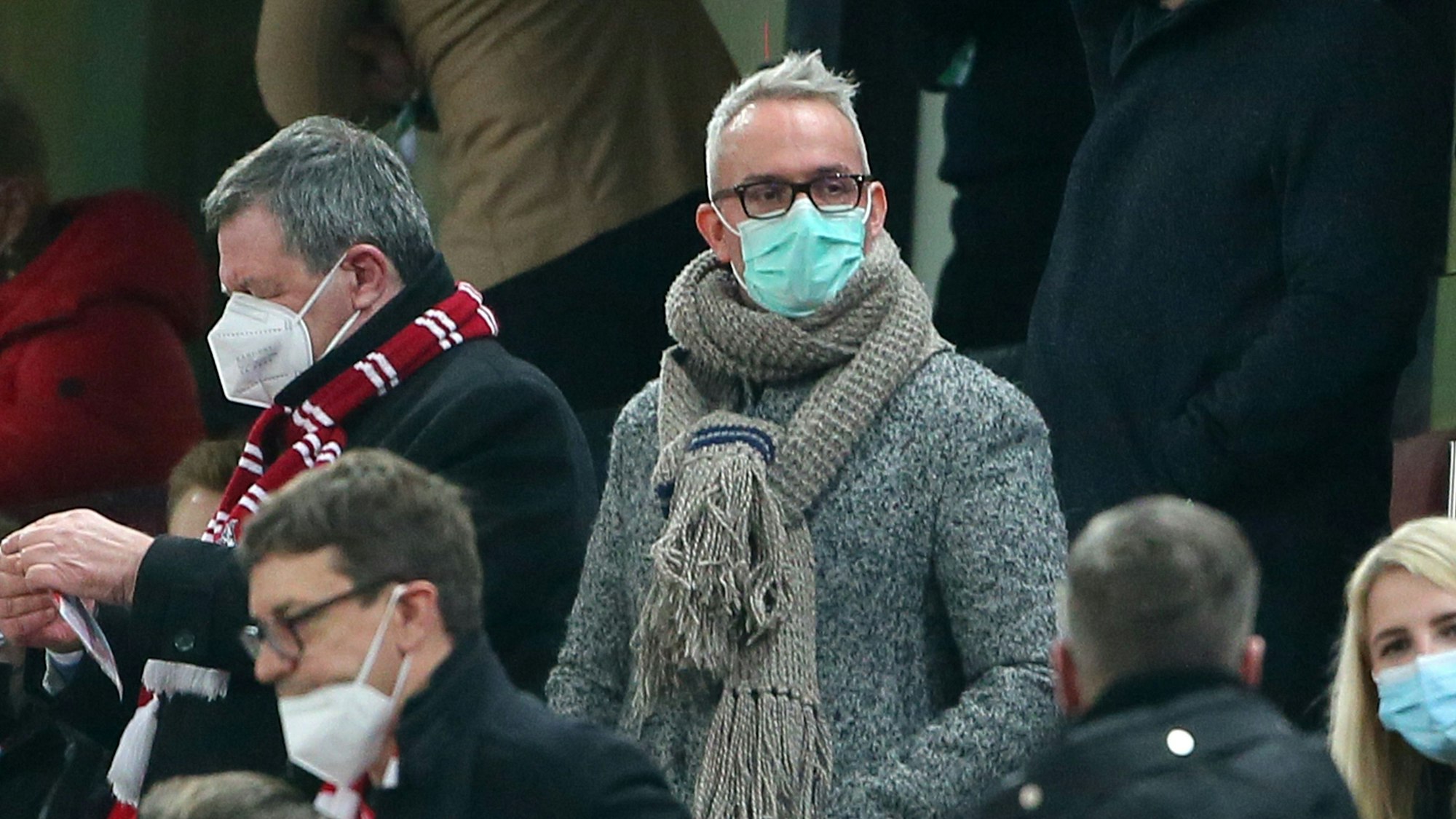 Alexander Wehrle und Werner Wolf verfolgen das Spiel gegen Suttgart.