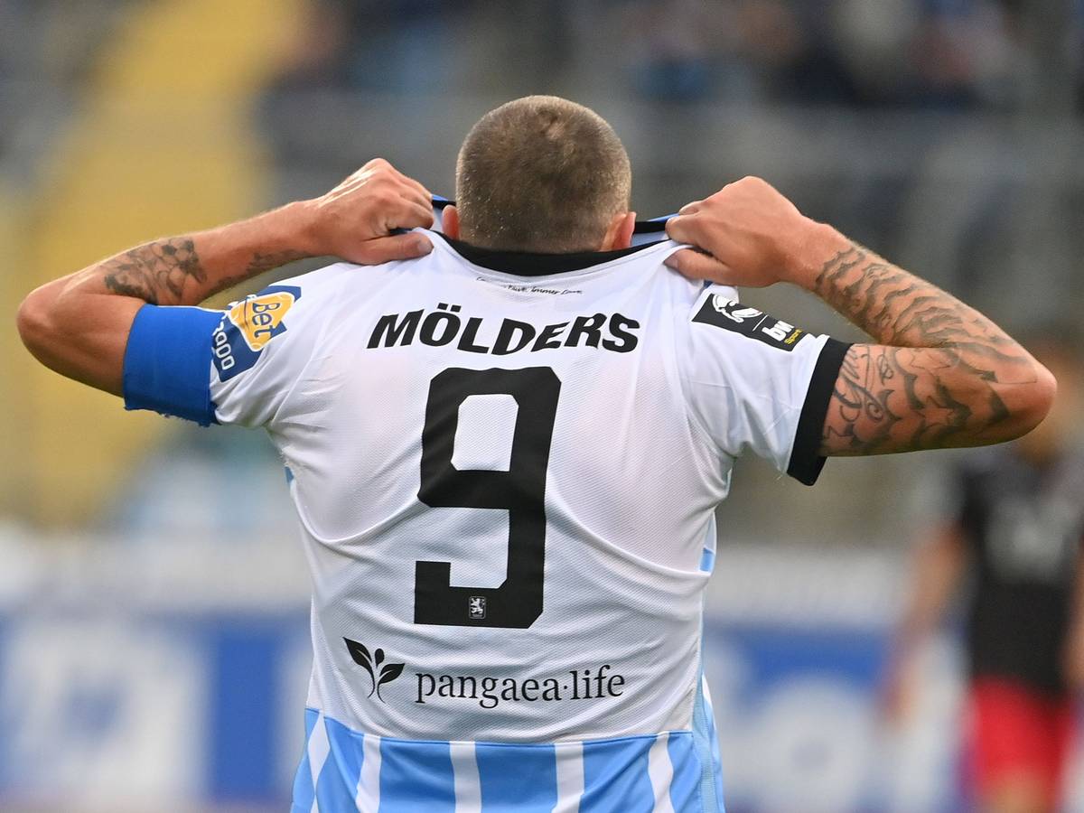 Sascha Mölders zieht sein Löwen-Trikot aus.