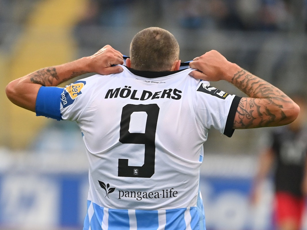 Sascha Mölders zieht sein Löwen-Trikot aus.