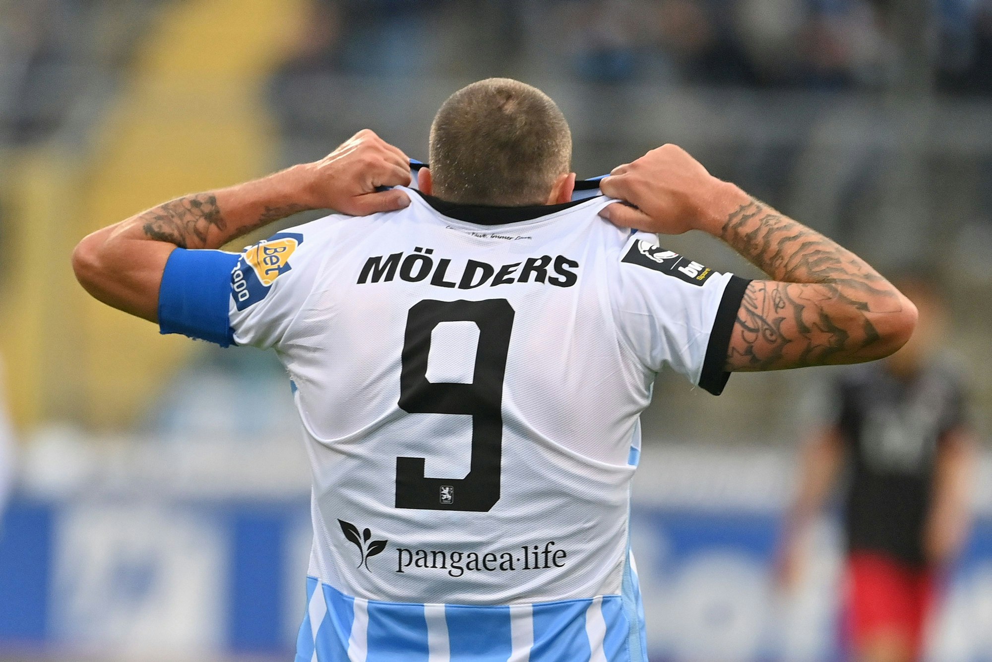 Sascha Mölders zieht sein Löwen-Trikot aus.