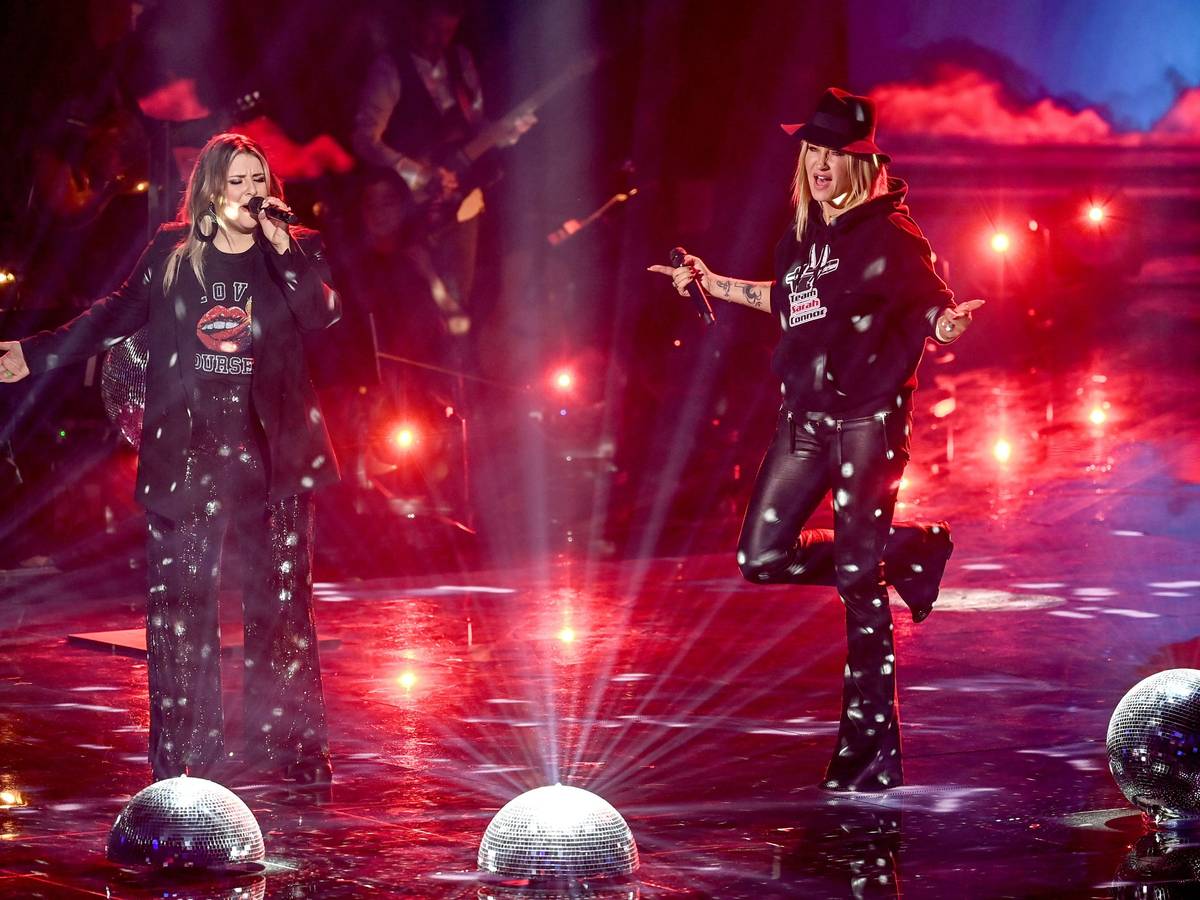 Die Sängerin Katarina Mihaljević (links) und Sängerin Sarah Connor standen beim Finale der Castingshow „The Voice of Germany“ am 19. Dezember 2021 gemeinsam auf der Bühne.
