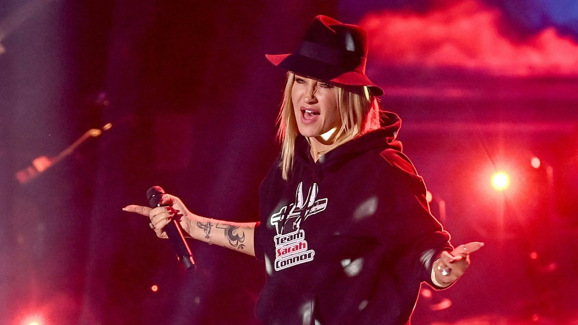 Die Sängerin Katarina Mihaljević (links) und Sängerin Sarah Connor standen beim Finale der Castingshow „The Voice of Germany“ am 19. Dezember 2021 gemeinsam auf der Bühne.