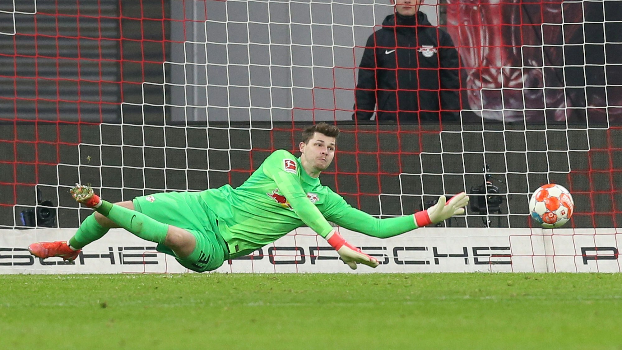 Josep Martinez hechtet in die Ecke des Tores.