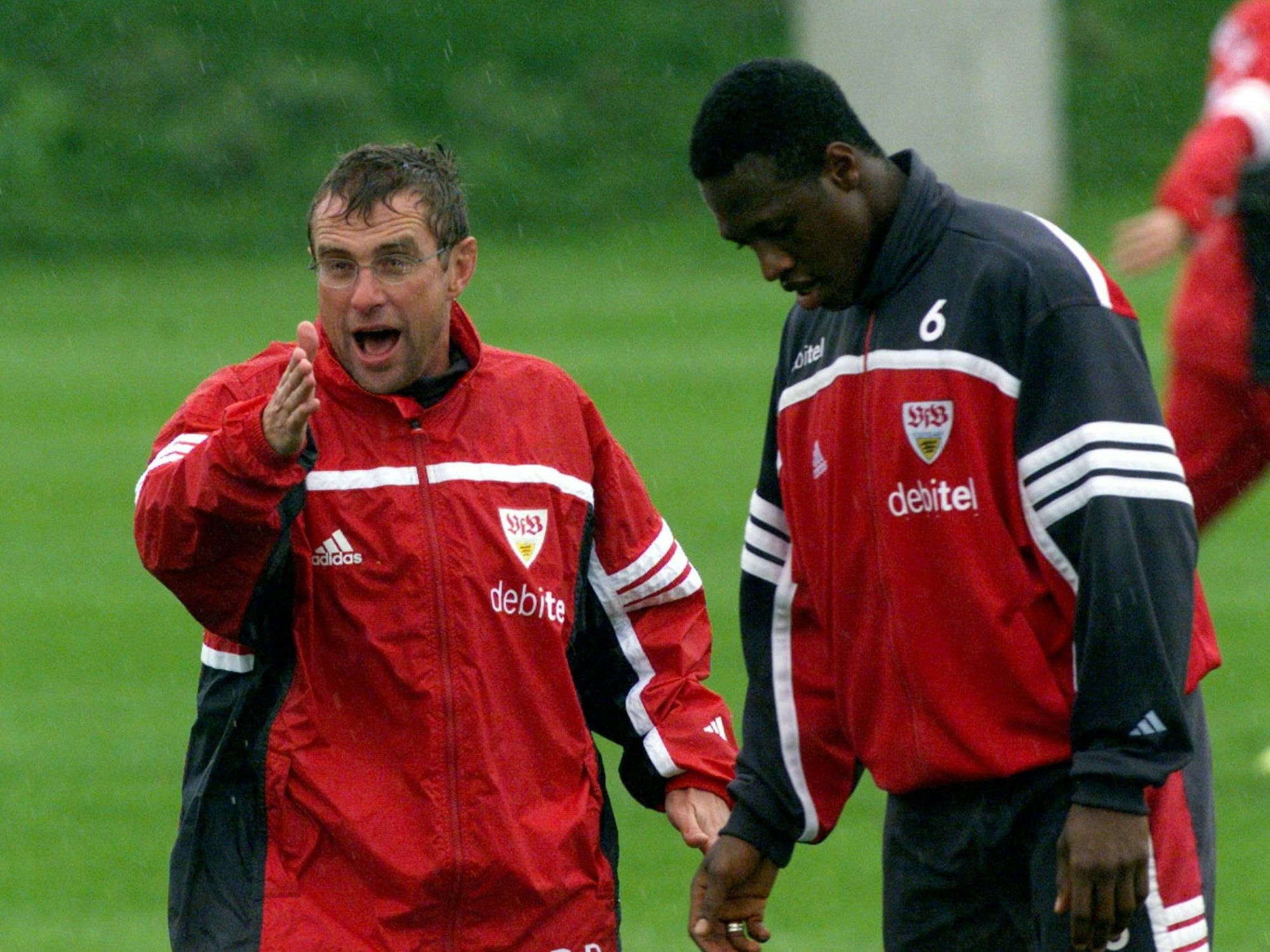 Ralf Rangnick schreit, Pablo Thiam hat den Kopf gesenkt.