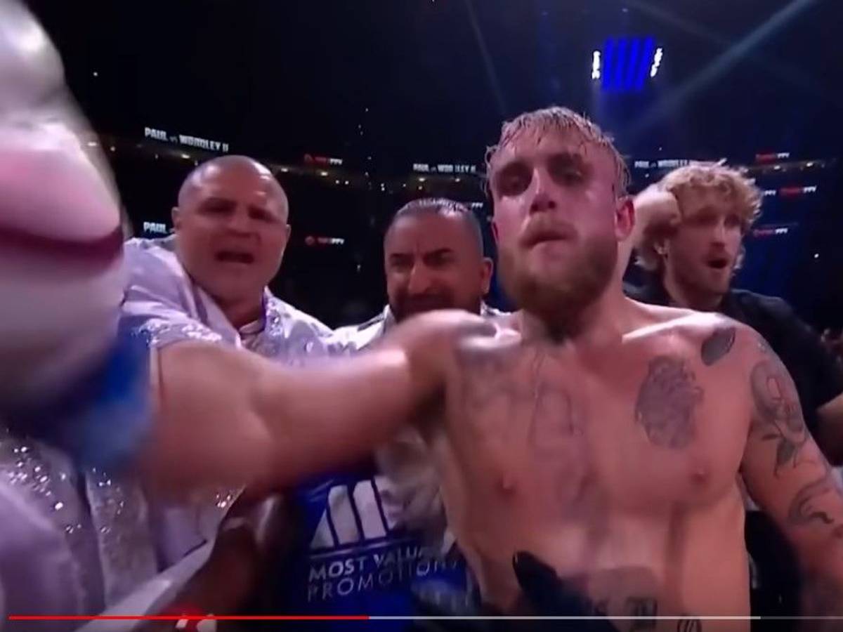 Boxer Jake Paul feiert seinen Sieg.