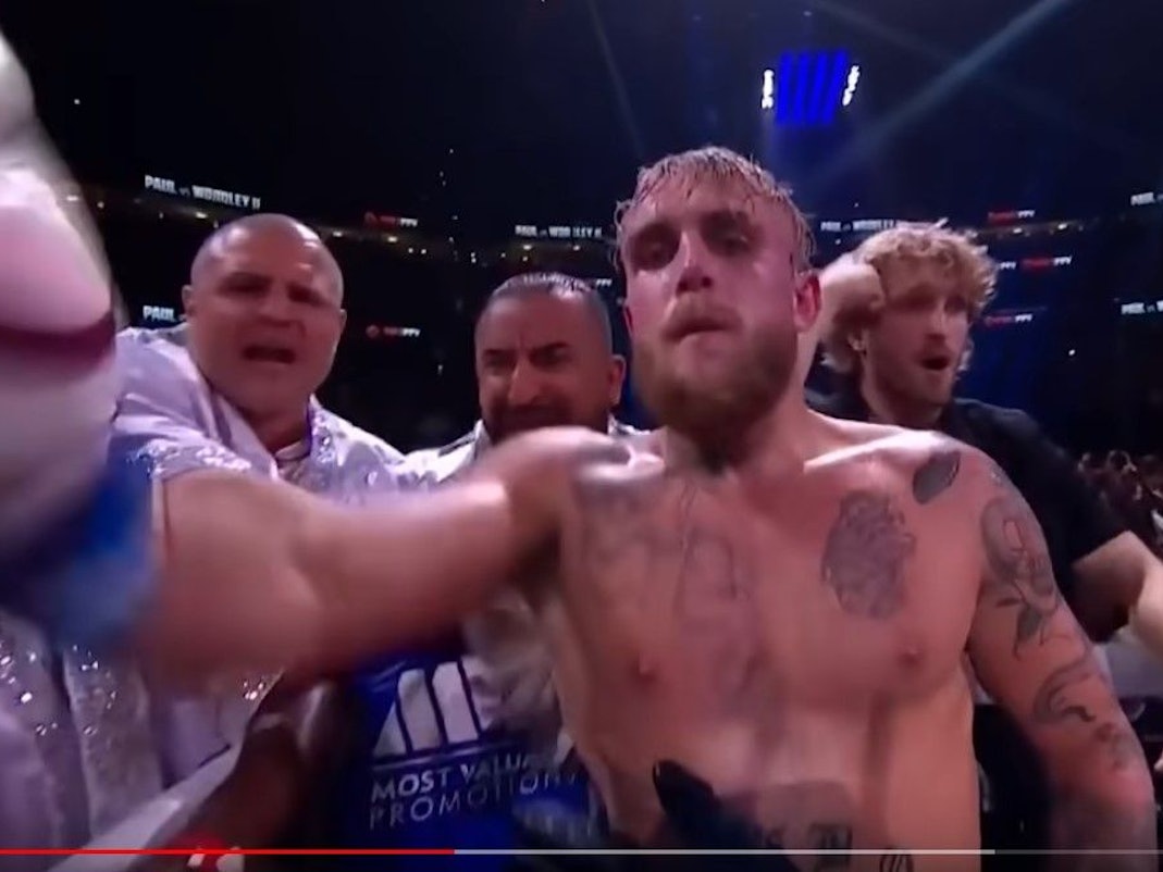 Boxer Jake Paul feiert seinen Sieg.
