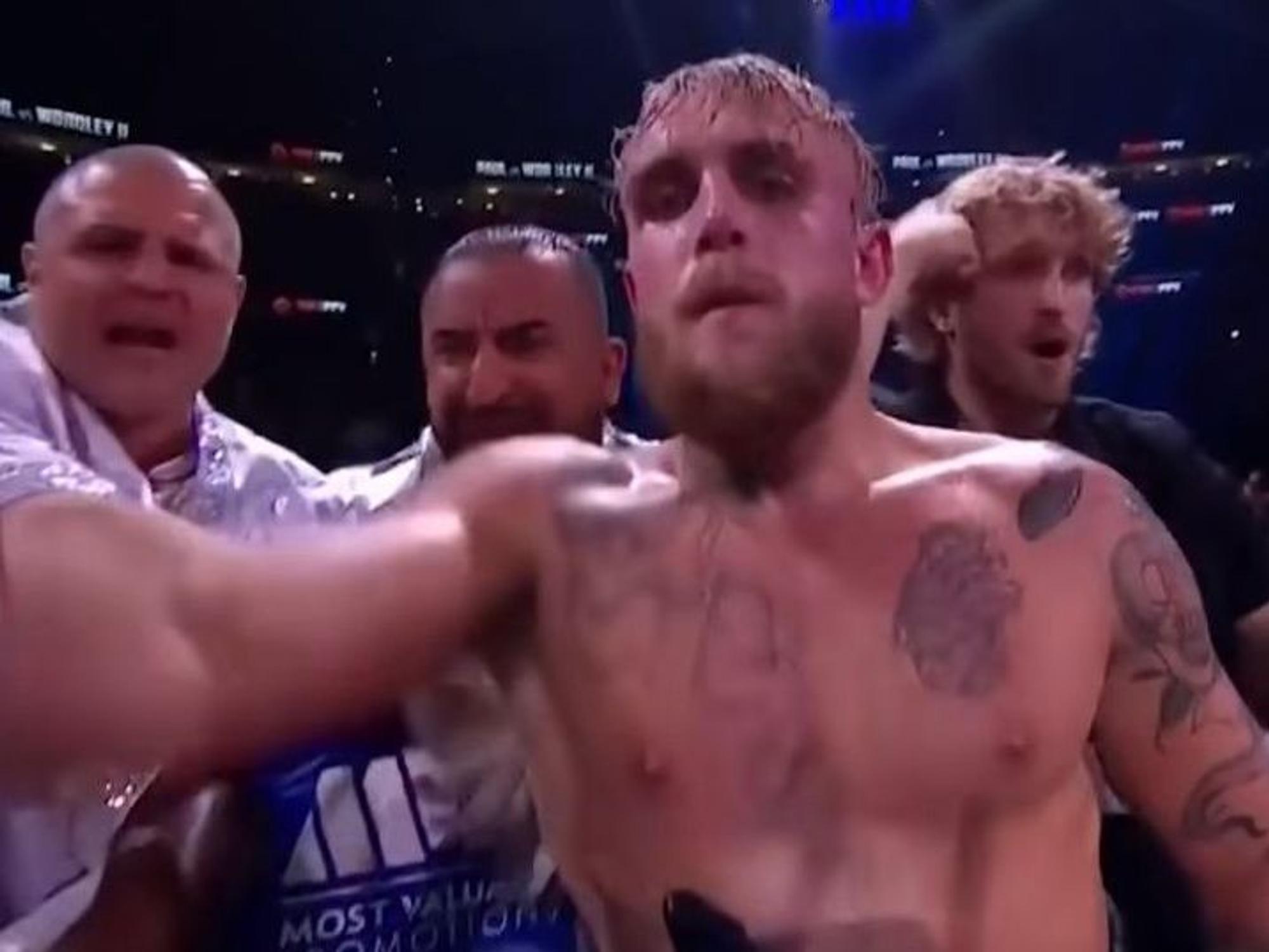Boxer Jake Paul feiert seinen Sieg.