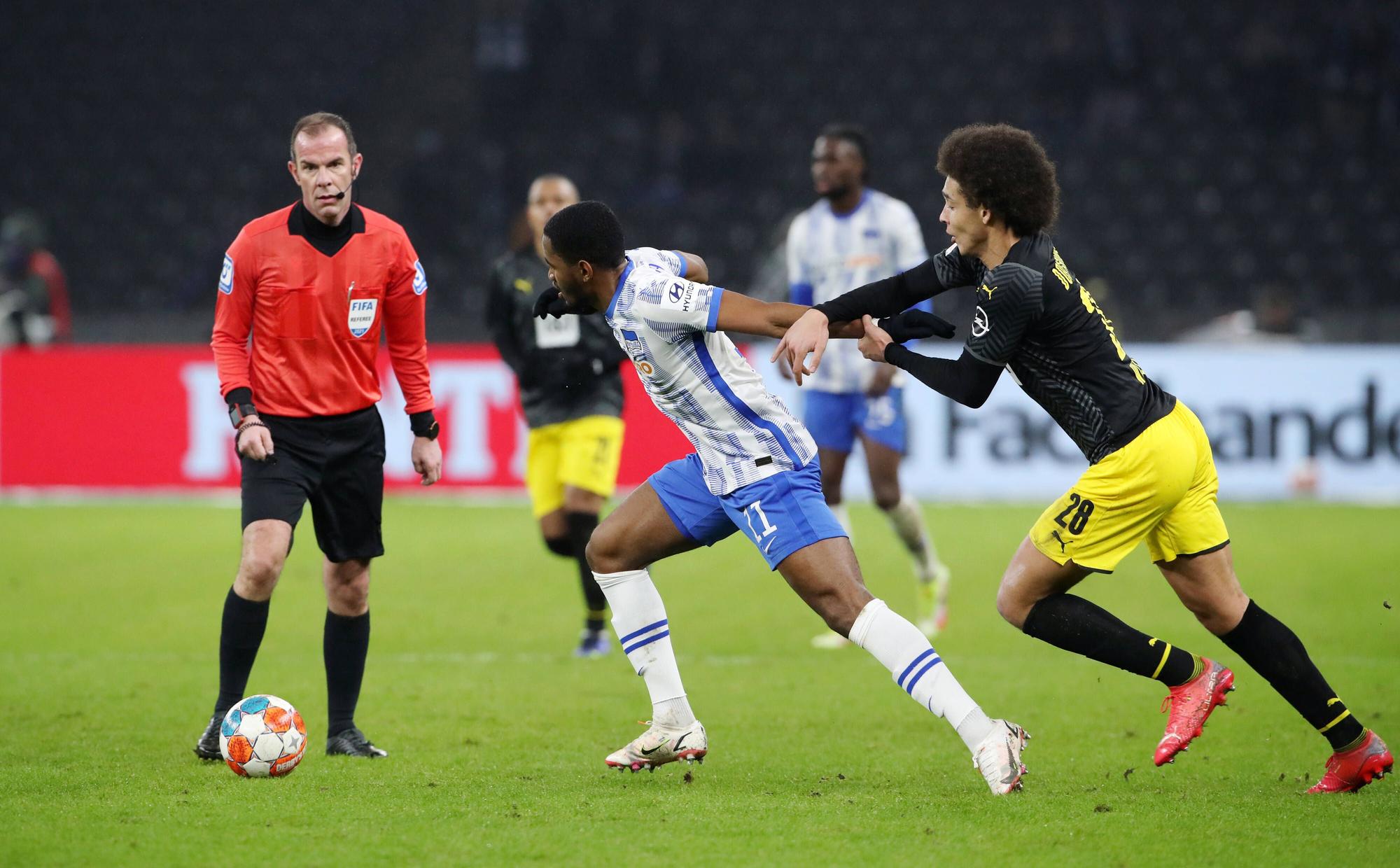 Zweikampf zwischen Myziane Maolida und Axel Witsel.