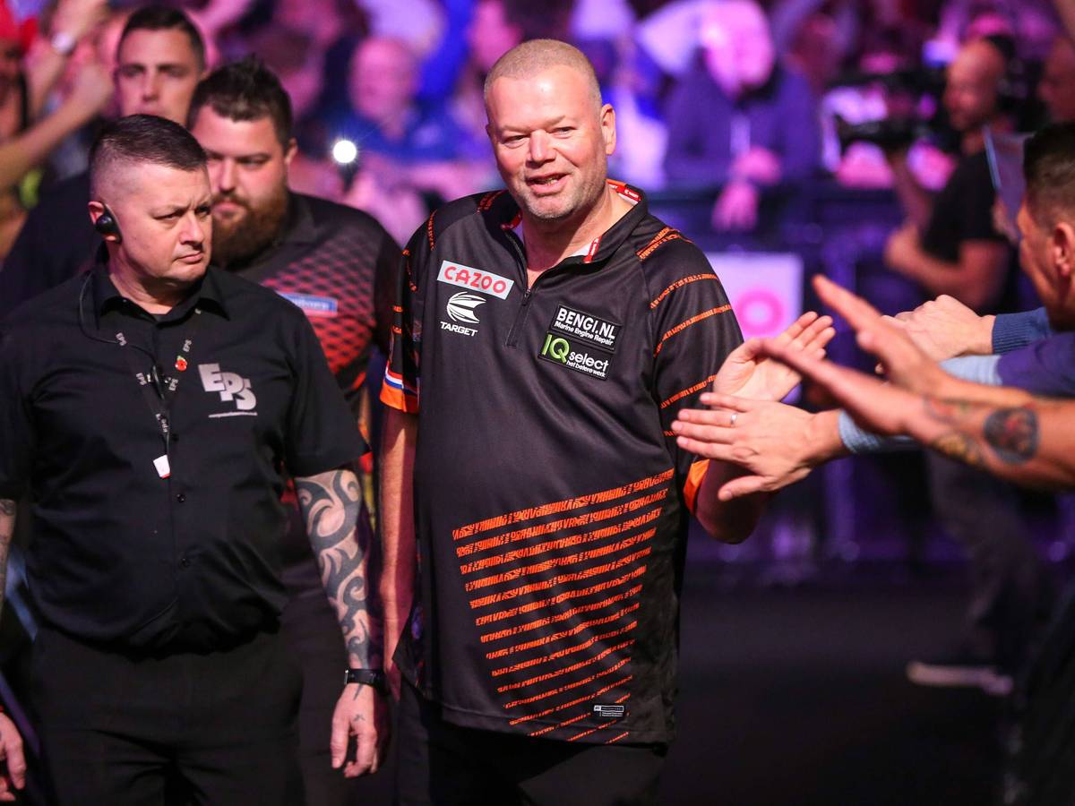 Darts-Profi Raymond van Barneveld wird von Fans abgeklatscht.